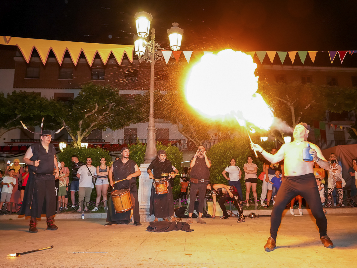 Un espectáculo de fuego en el mercado medieval de Torrejón de Ardoz.