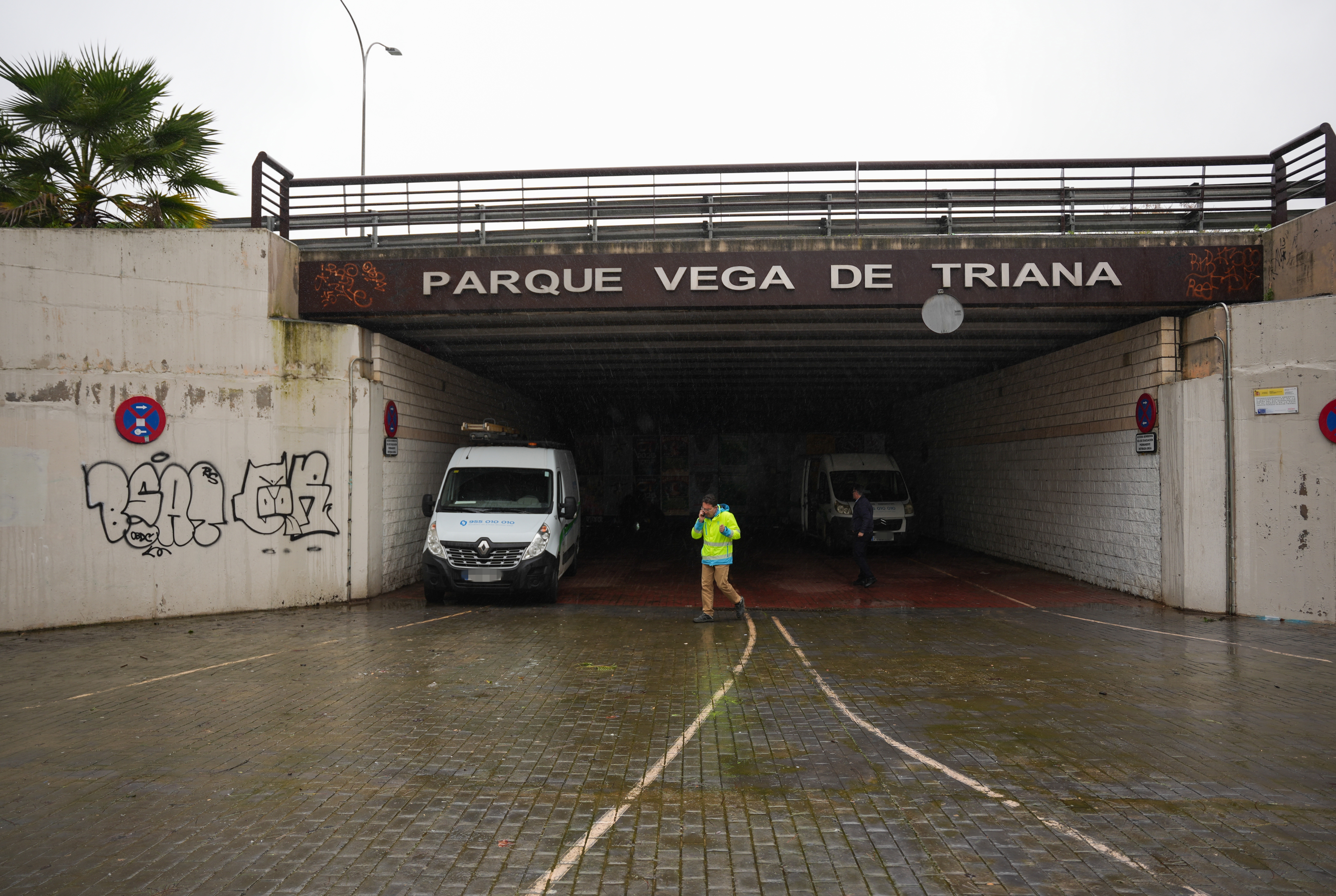 Operarios proceden al cierre preventivo de las compuertas de la Vega de Triana, este jueves.