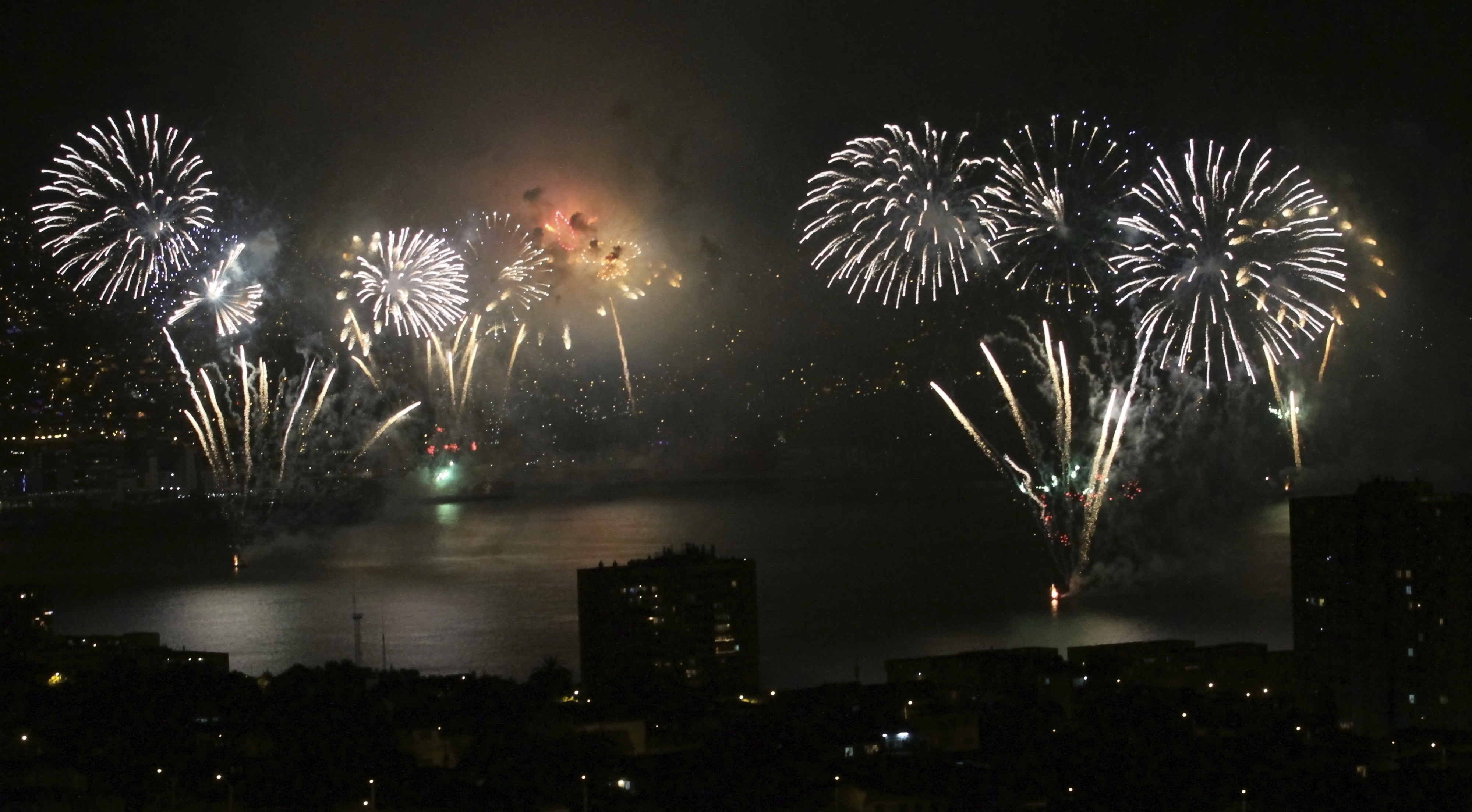 Pirotecnia para el Año Nuevo en el mar en Valparaíso fue