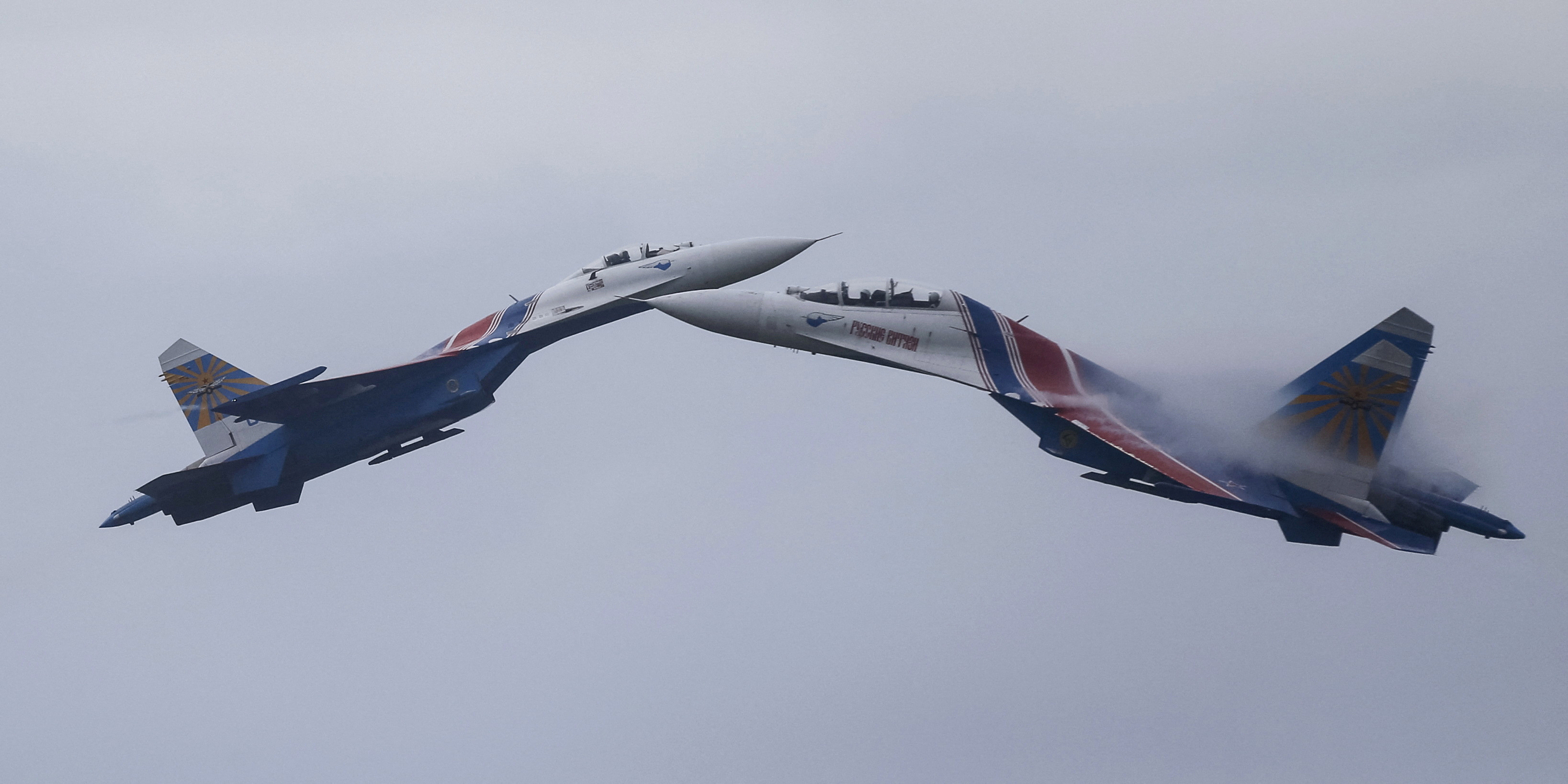Dois caças Su-27 durante uma exibição na cerimônia de abertura dos jogos militares anuais da Rússia em Alabino, em agosto.