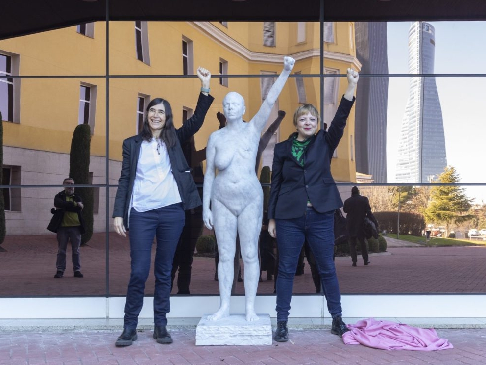 María A. Blasco (izquierda), directora del CNIO, junto a la artista Marina Vargas y su escultura.