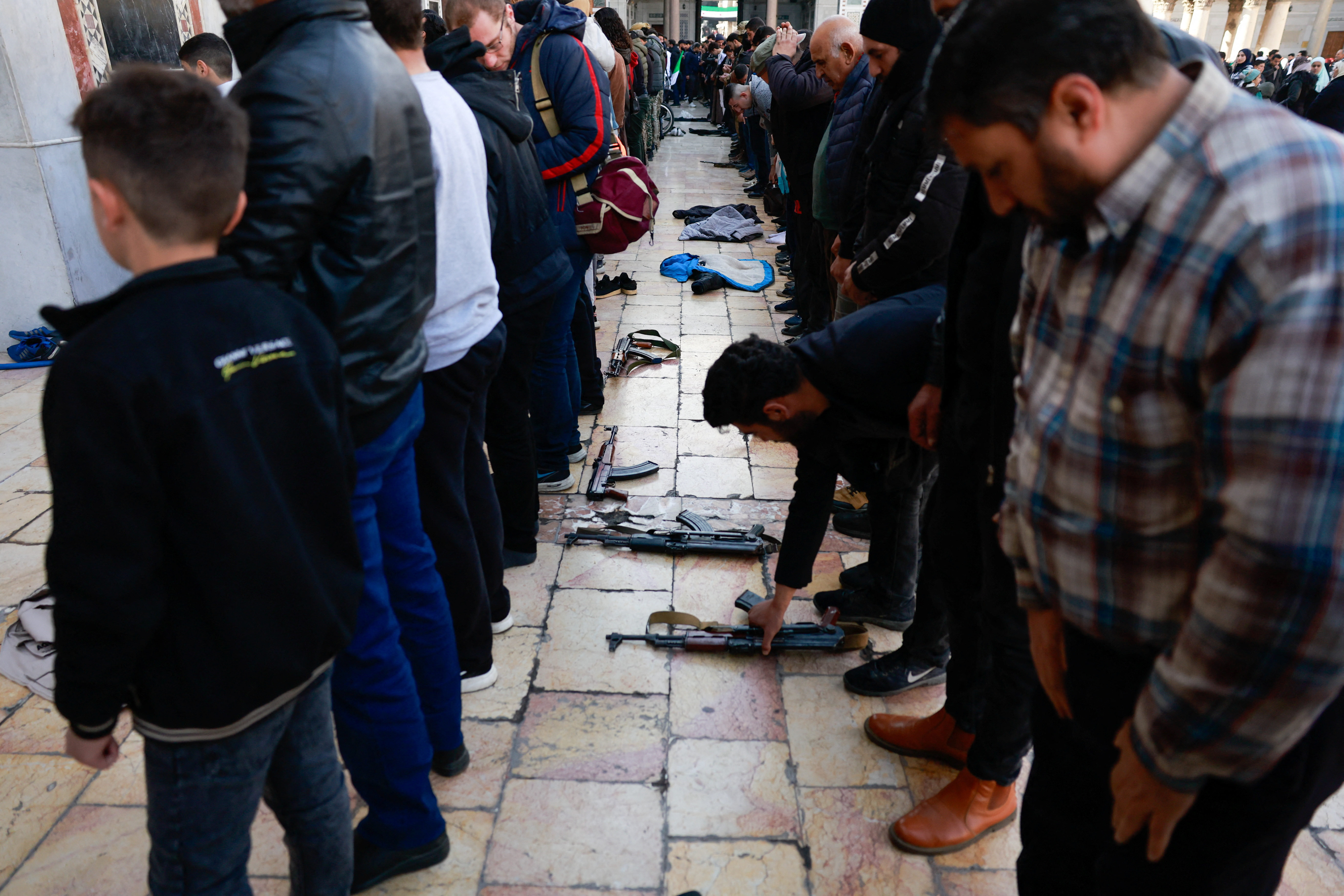 Ciudadanos sirios acuden al rezo de este viernes en la Mezquita Omeya de Damasco.