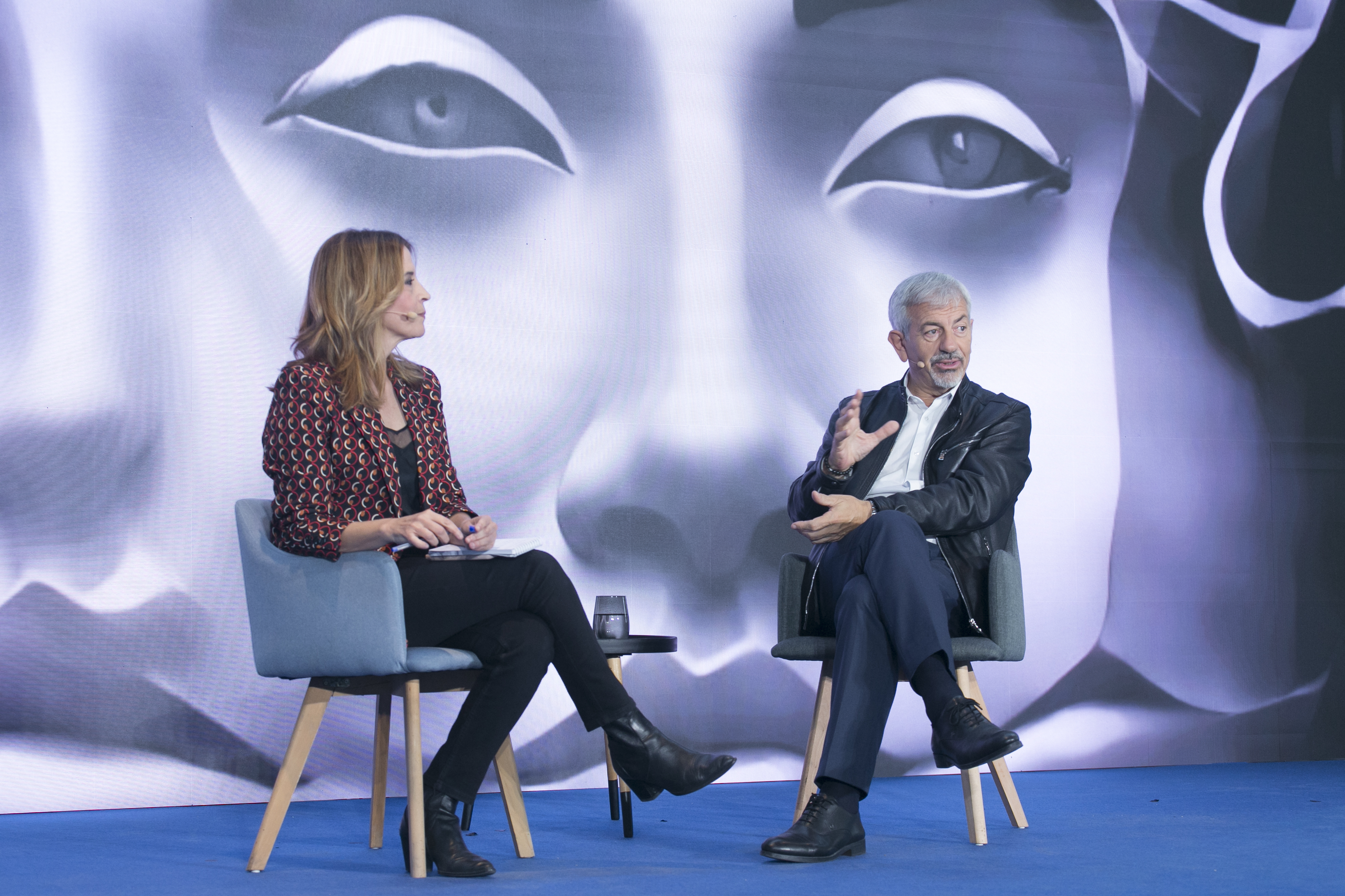 Luz Sánchez-Mellado, periodista de EL PAÍS, con el presentador Carlos Sobera. 