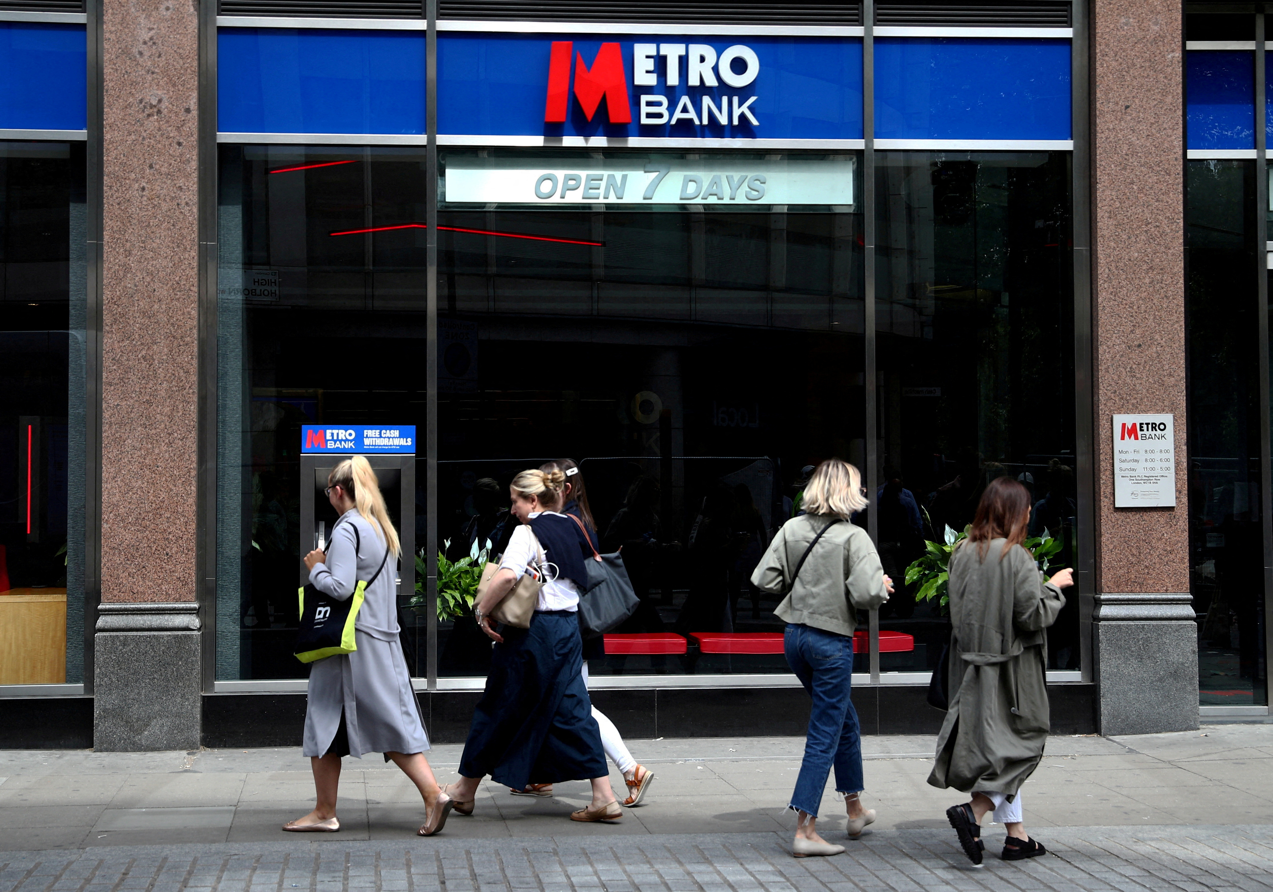 Banco Santander entra en la terna de posibles compradores de la británica Metro Bank