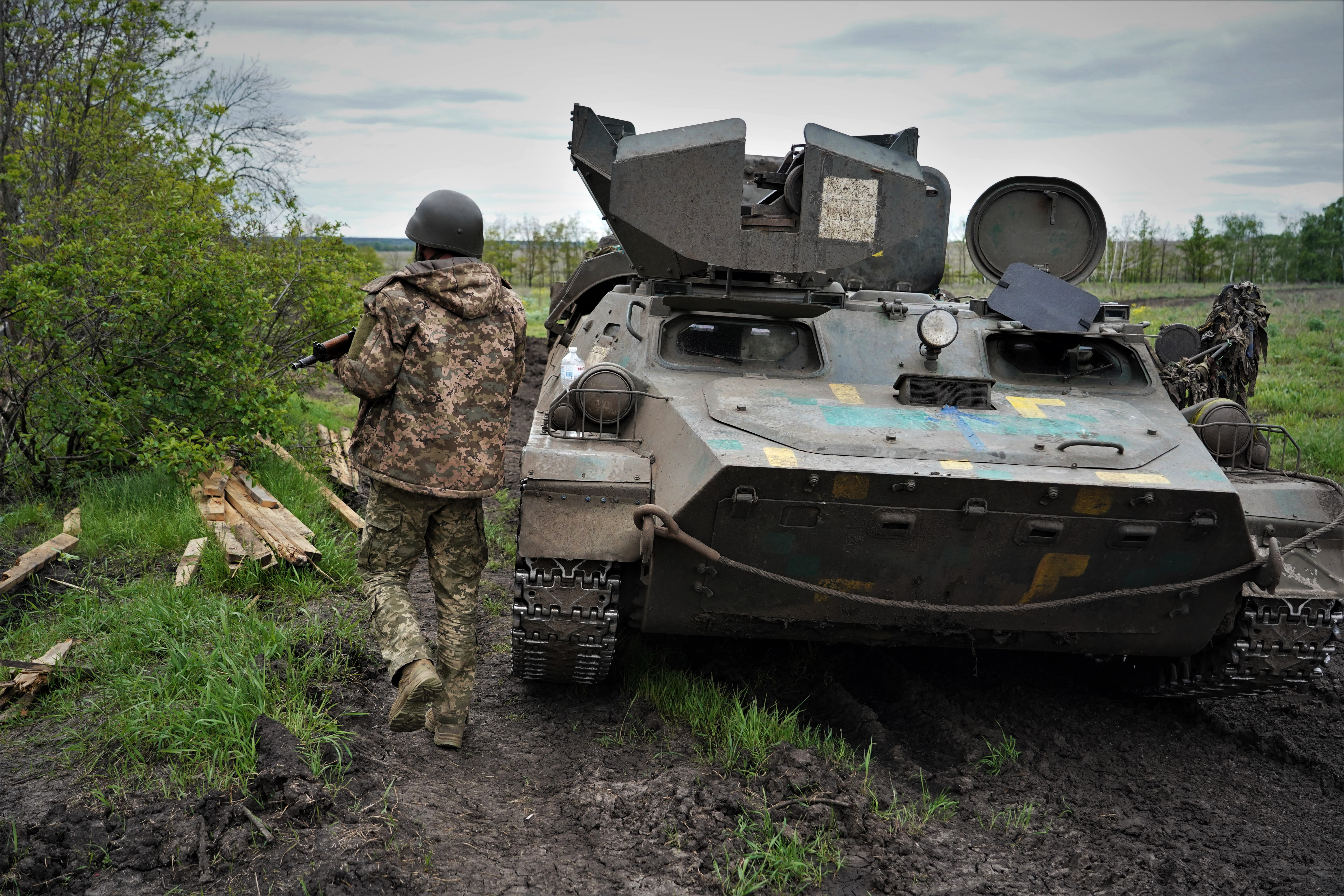 Um dos soldados da 63ª Brigada de Infantaria nas proximidades da frente de Liman (região de Donetsk).