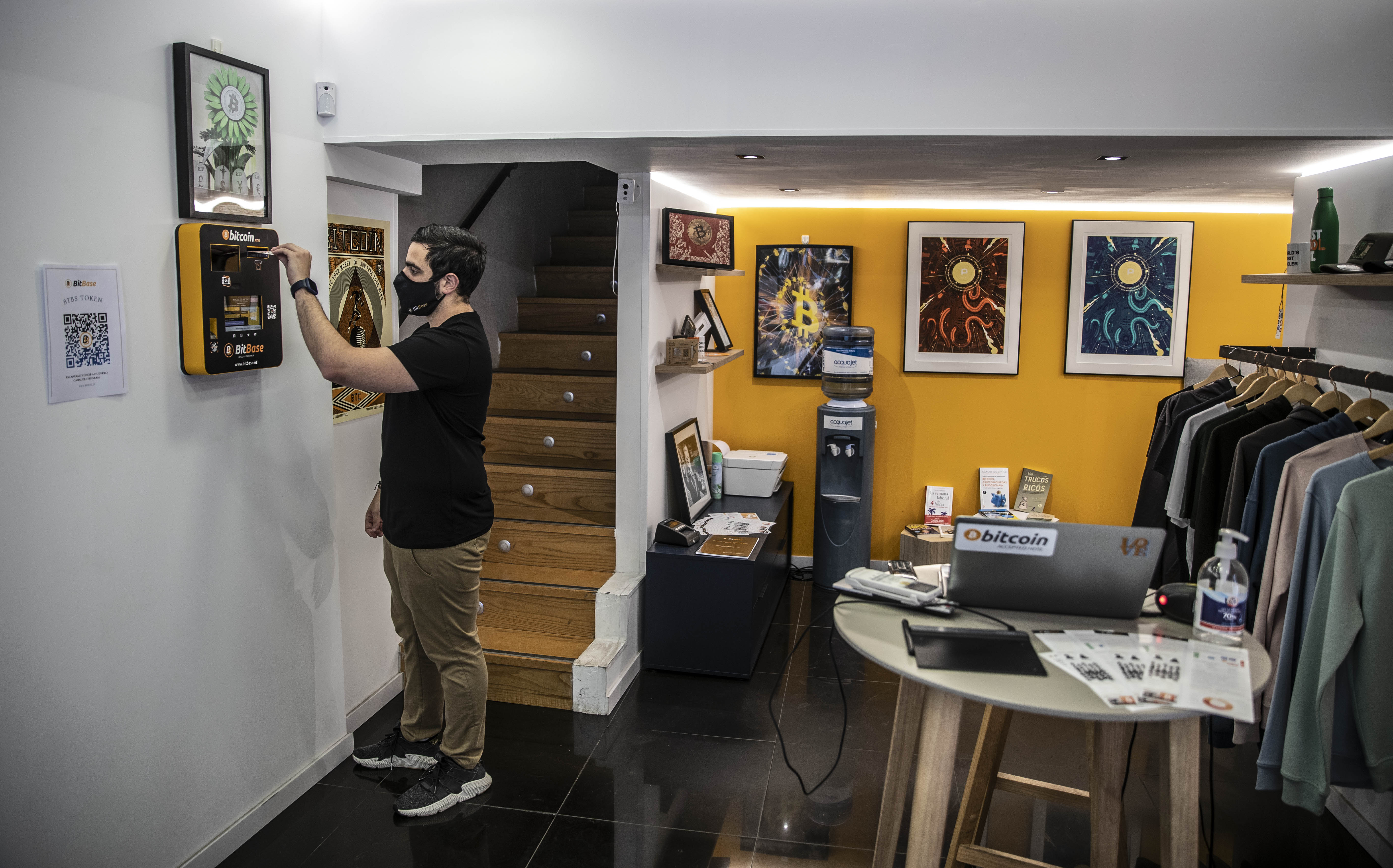 Bitcoin: Más caros pero más sencillos: el silencioso despegue de los  cajeros de criptomonedas | Economía | EL PAÍS