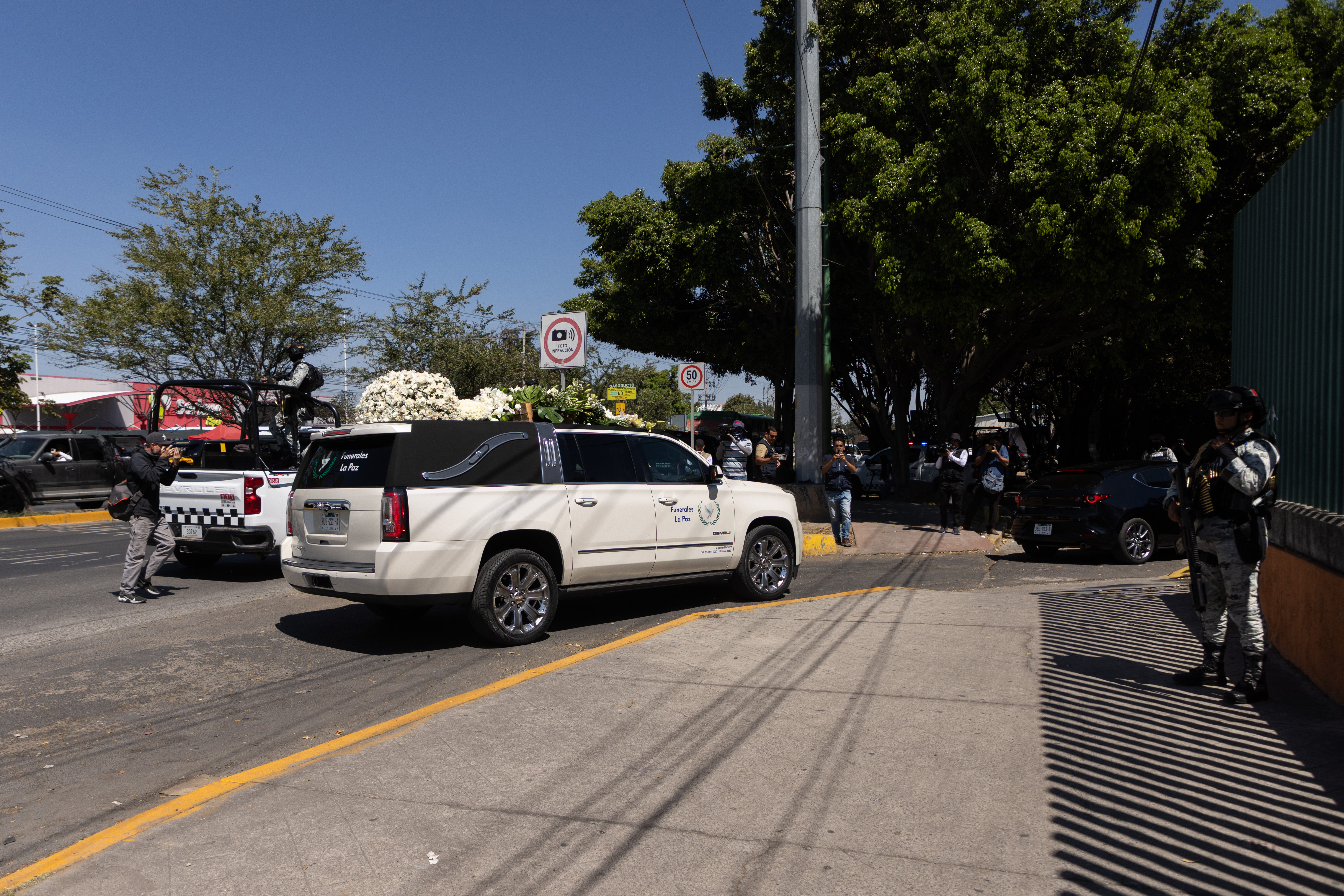 Sepelio del Mencho: Un ataúd dorado, un gallo hecho de flores, un país que bebe  leyendas | EL PAÍS México
