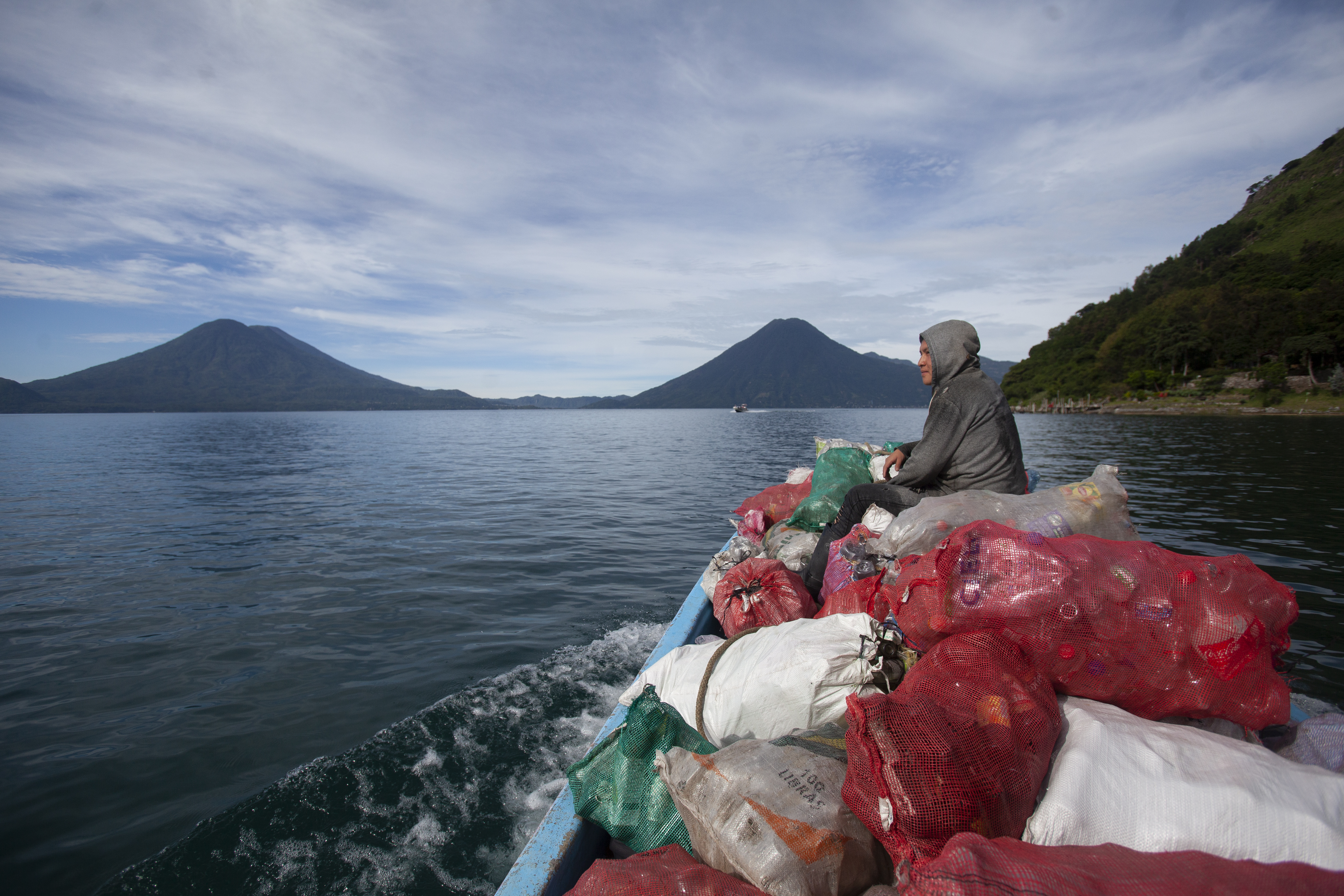 Las recicladoras de Atitlán, las mujeres que evitan que toneladas de basura  lleguen al lago sagrado de Guatemala | América Futura | EL PAÍS América