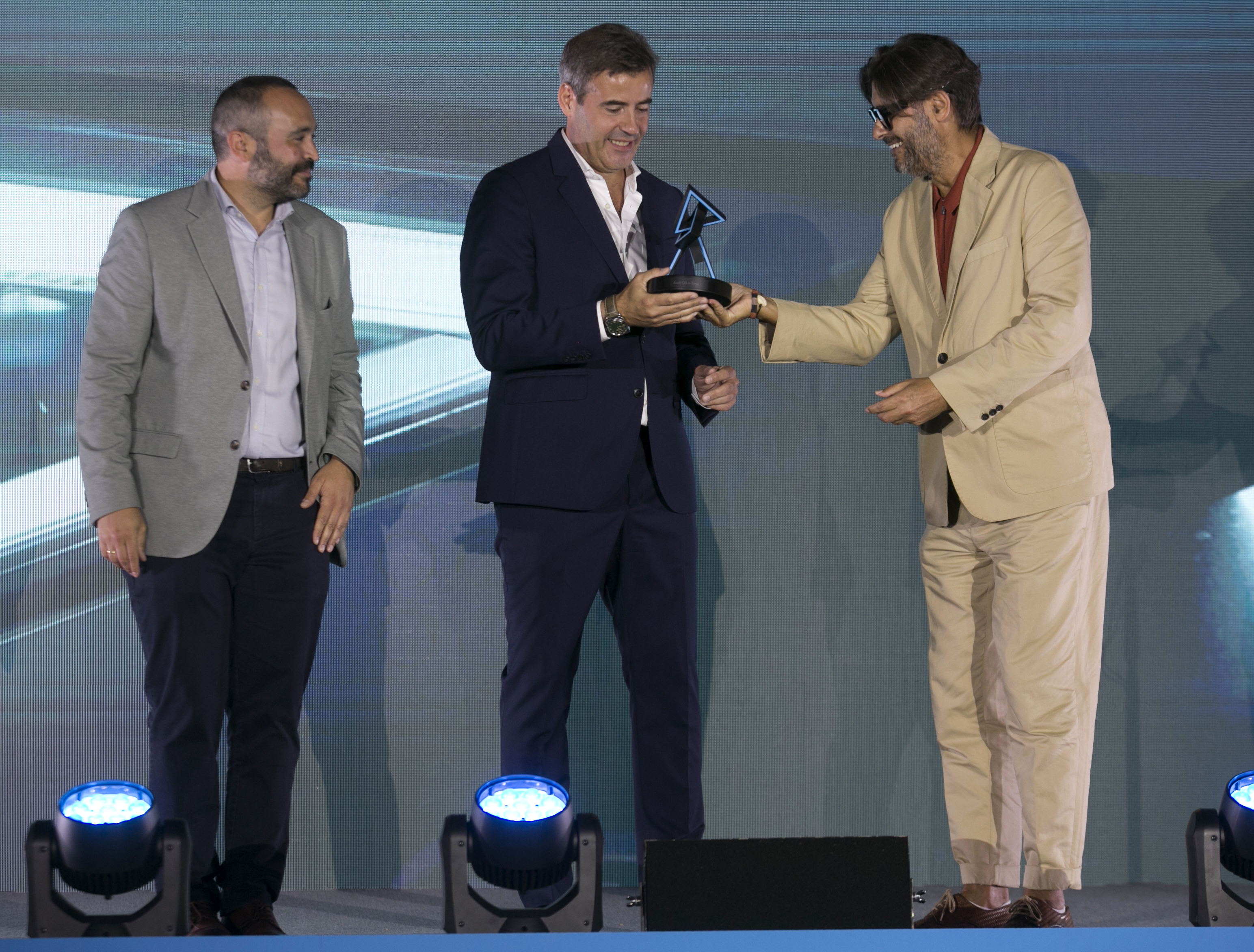 Vicente Jiménez, director de 'AS' (derecha), entrega el premio a  José Miguel Aparicio, director general Audi España, junto a Jorge Muñoz Riesco, jefe de Movilidad de Iberdrola. 