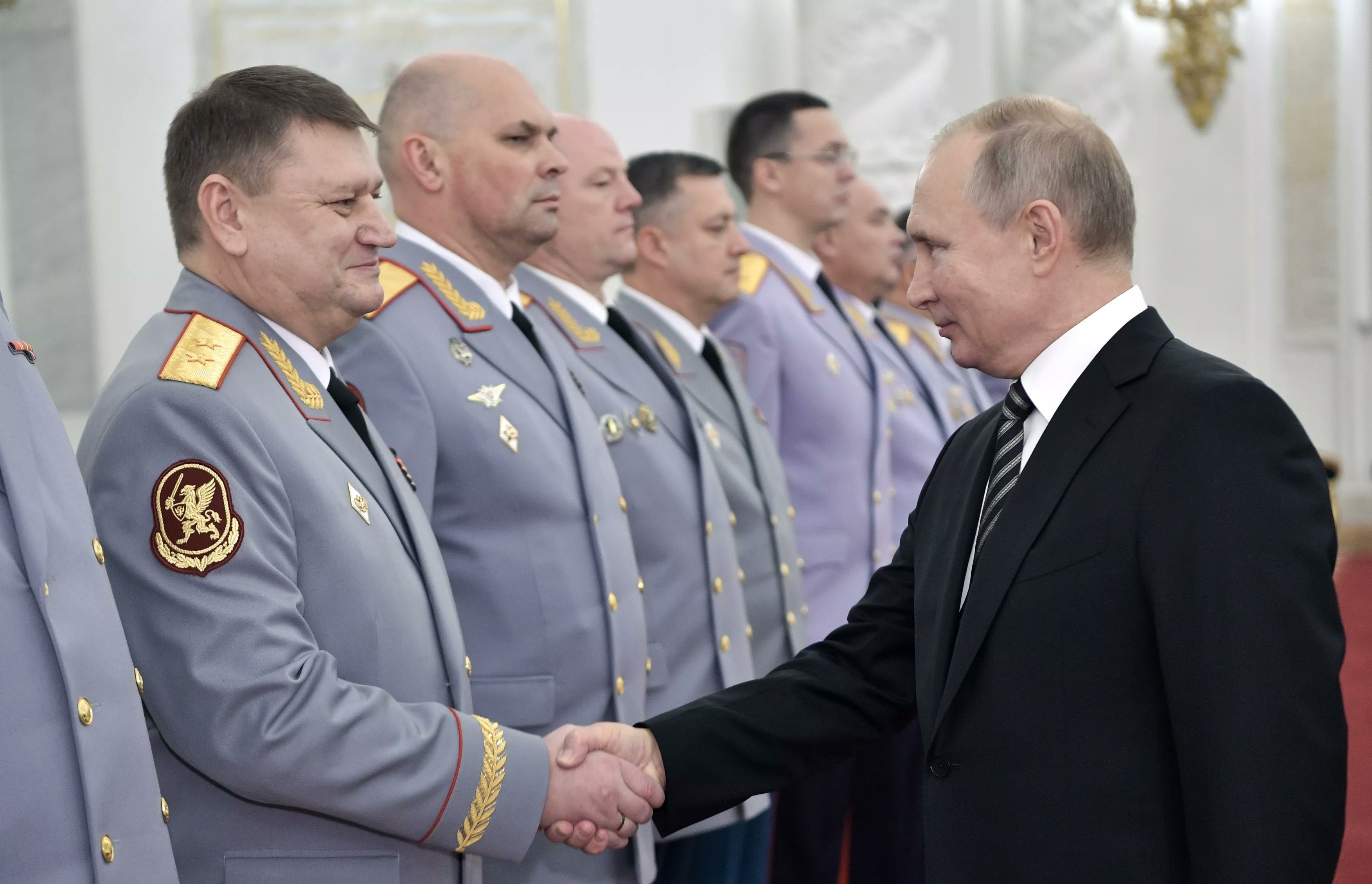 O presidente russo, Vladimir Putin, cumprimenta o novo chefe de logística do exército russo, Alexei Kuzmenkov, em foto divulgada pelo Kremlin.
