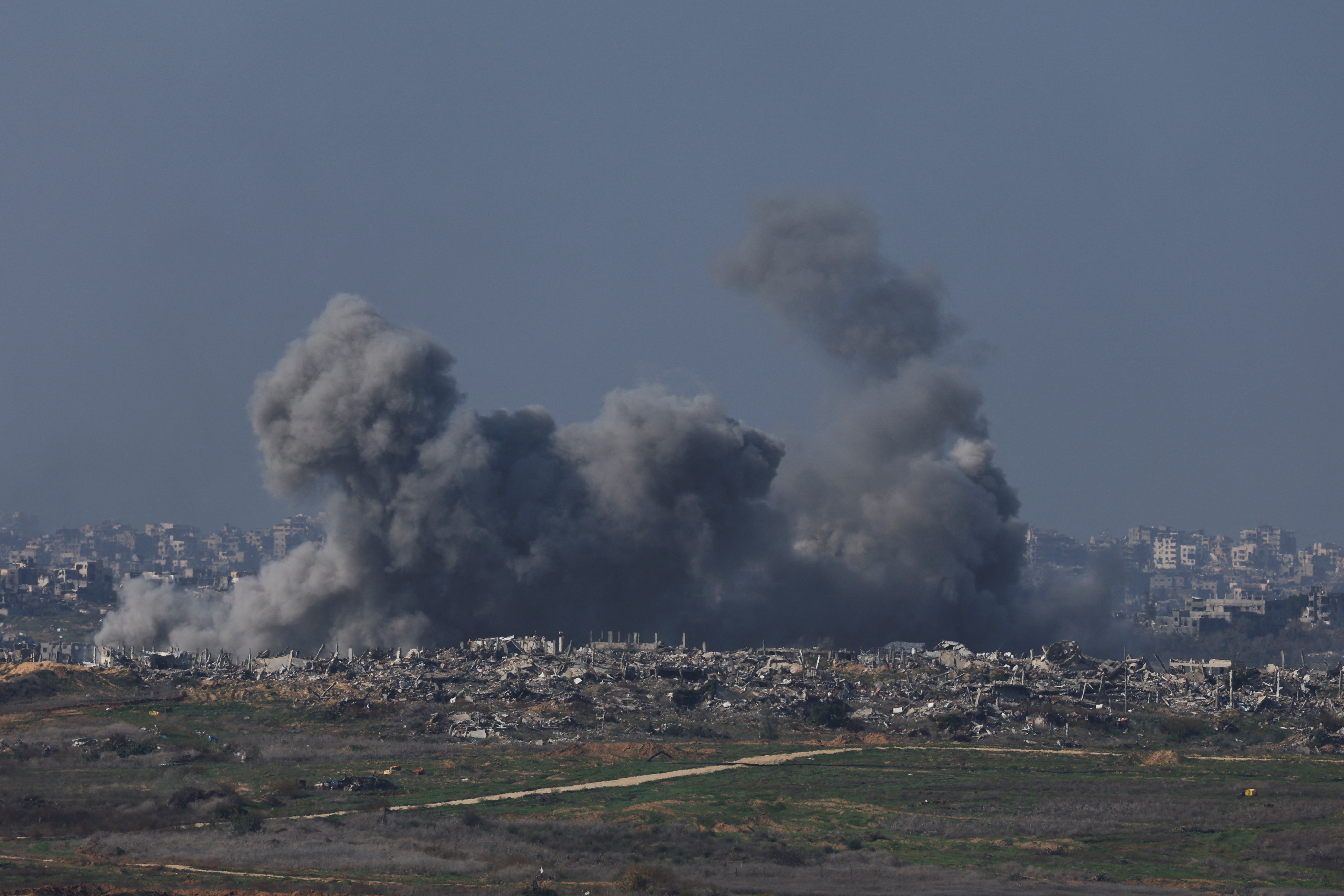 El humo se eleva tras un ataque aéreo este domingo, mientras los edificios yacen en ruinas en Beit Hanoun, en el norte de la franja de Gaza.