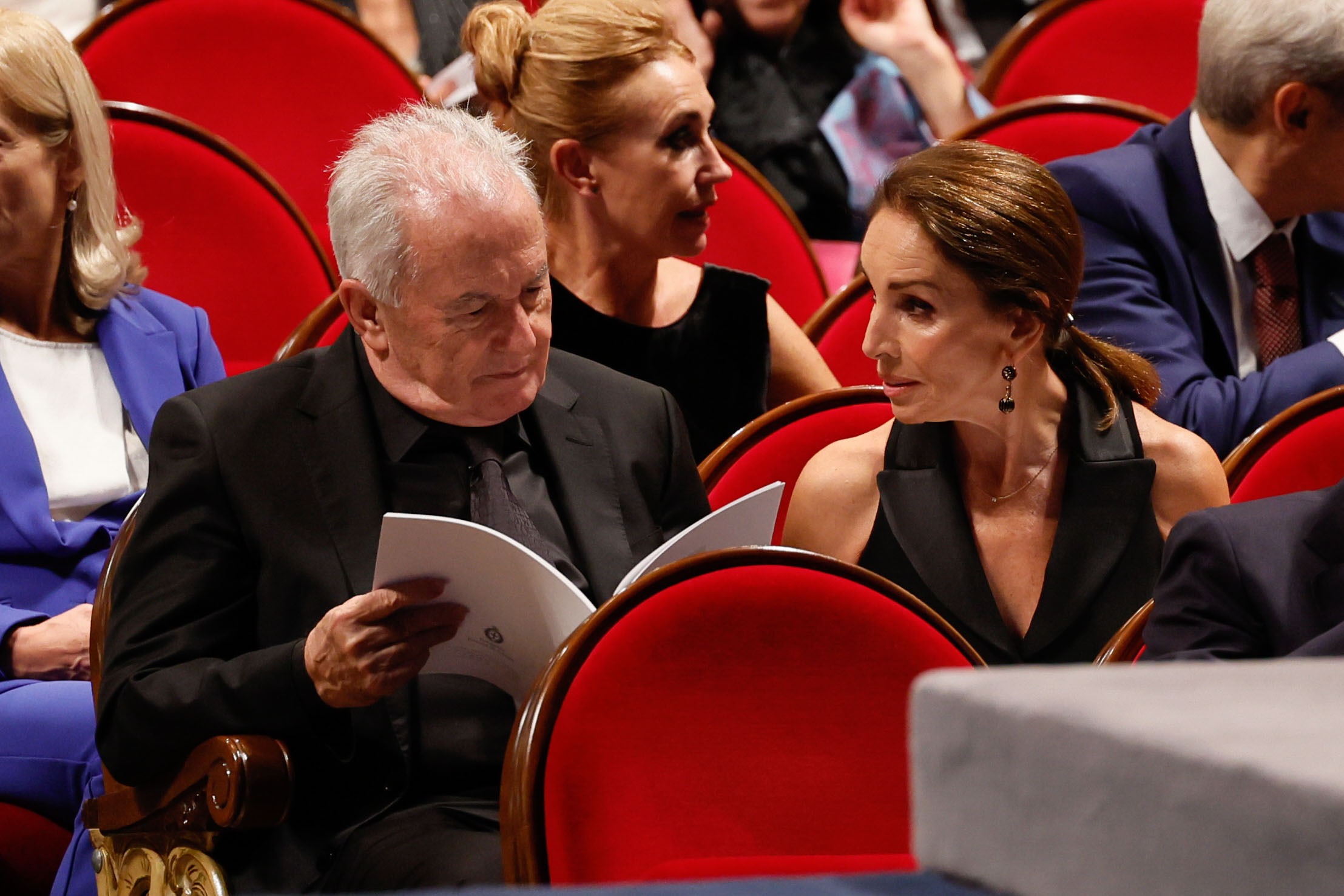 Los cantantes Víctor Manuel y Ana Belén en el Teatro Campoamor.