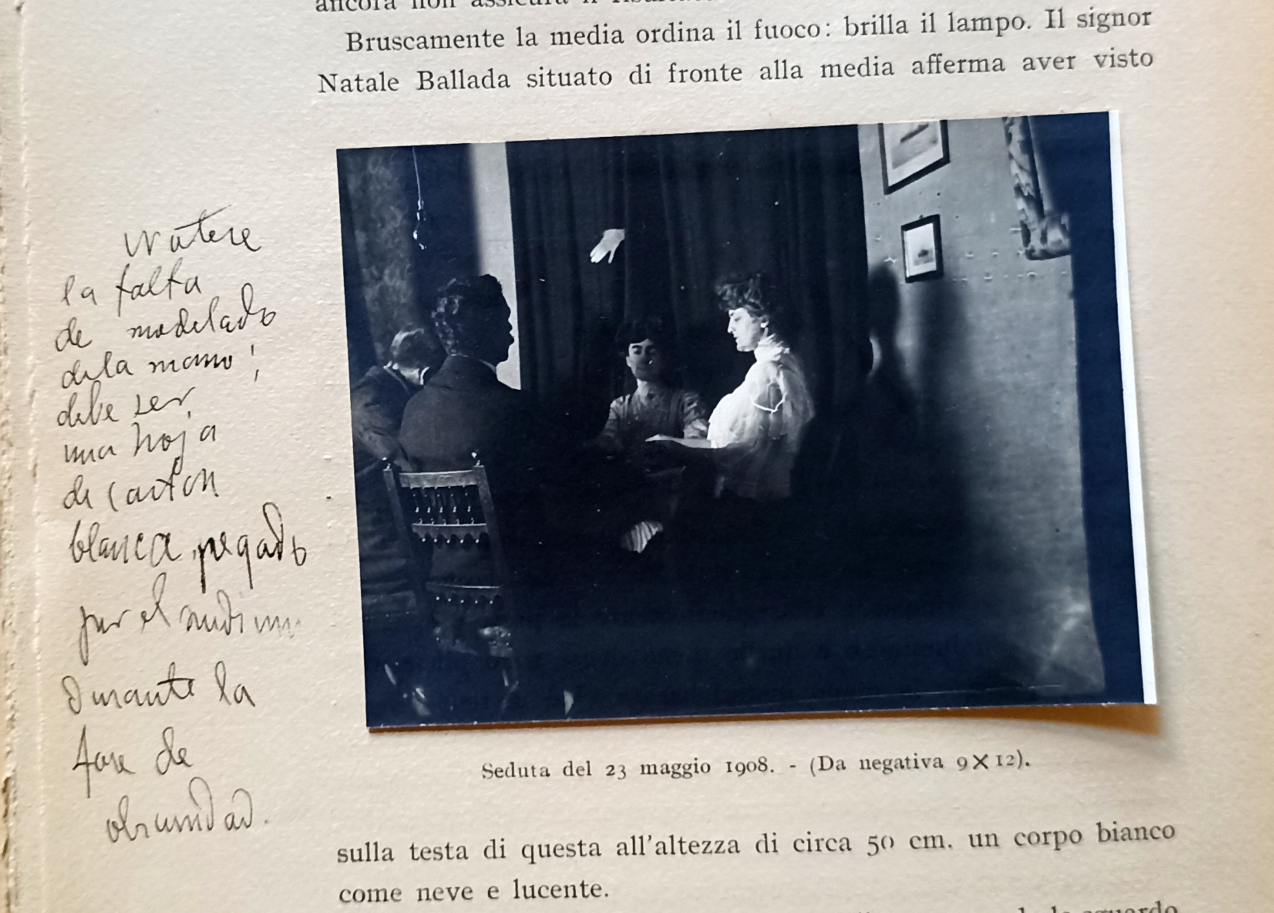 Mano de un presunto fantasma en el libro 'Fotografie di Fantasmi', con una nota de Cajal: 