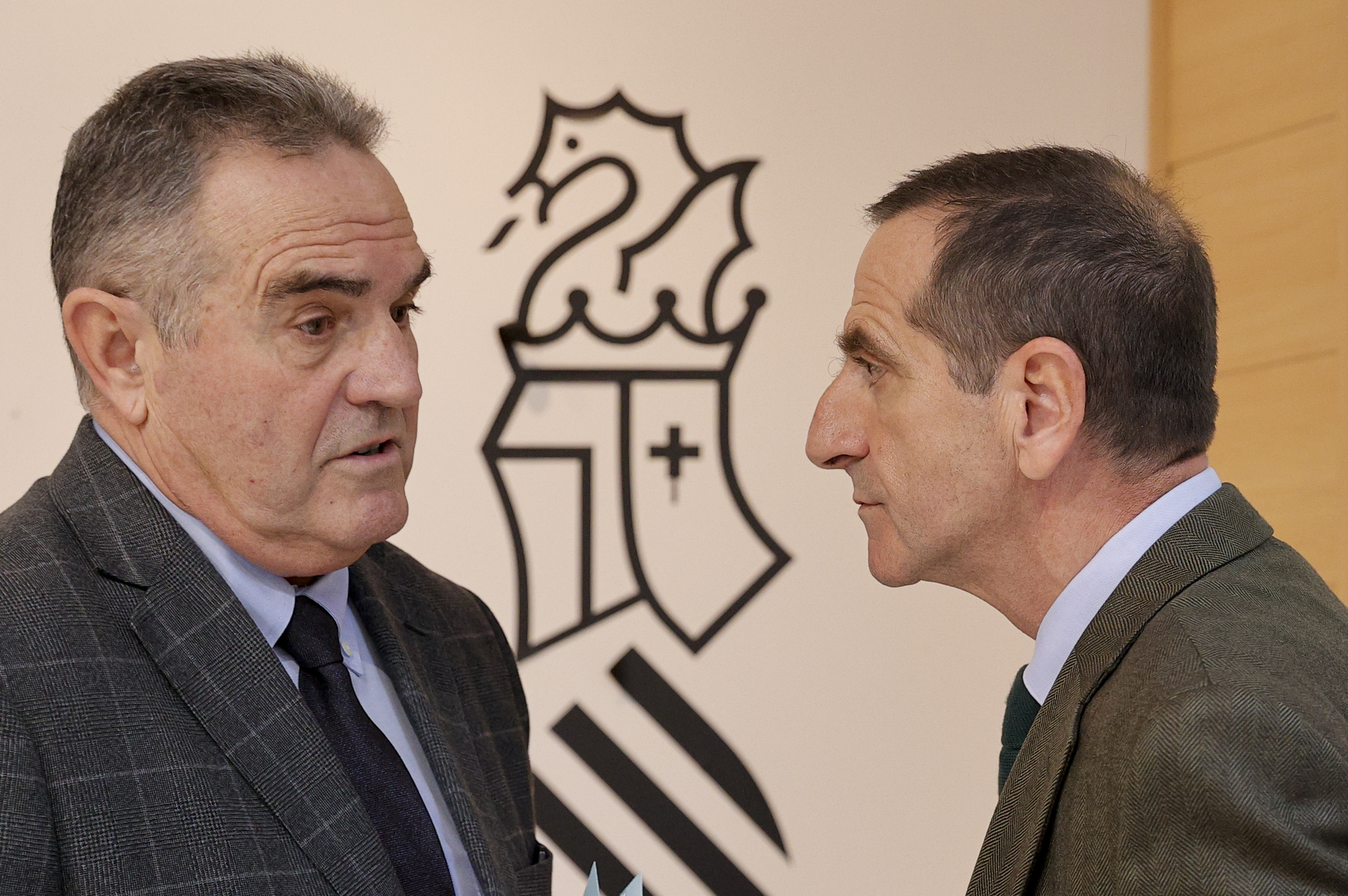 VALENCIA, 02/12/2024.- El vicepresidente segundo del Gobierno valenciano y conseller para la Recuperación Económica y Social, Francisco José Gan Pampols, convrsa con el secretario autonómico del Gabinete de la Vicepresidencia Segunda, Venancio Aguado de Diego (d), durante su primera rueda de prensa, celebrada seis días después de su toma de posesión, en la que ha indicado que los principios que presiden la actuación de la Conselleria que dirige son los de "agilidad, coordinación, transparencia, claridad, rigor, profesionalidad y determinación". EFE/Manuel Bruque
