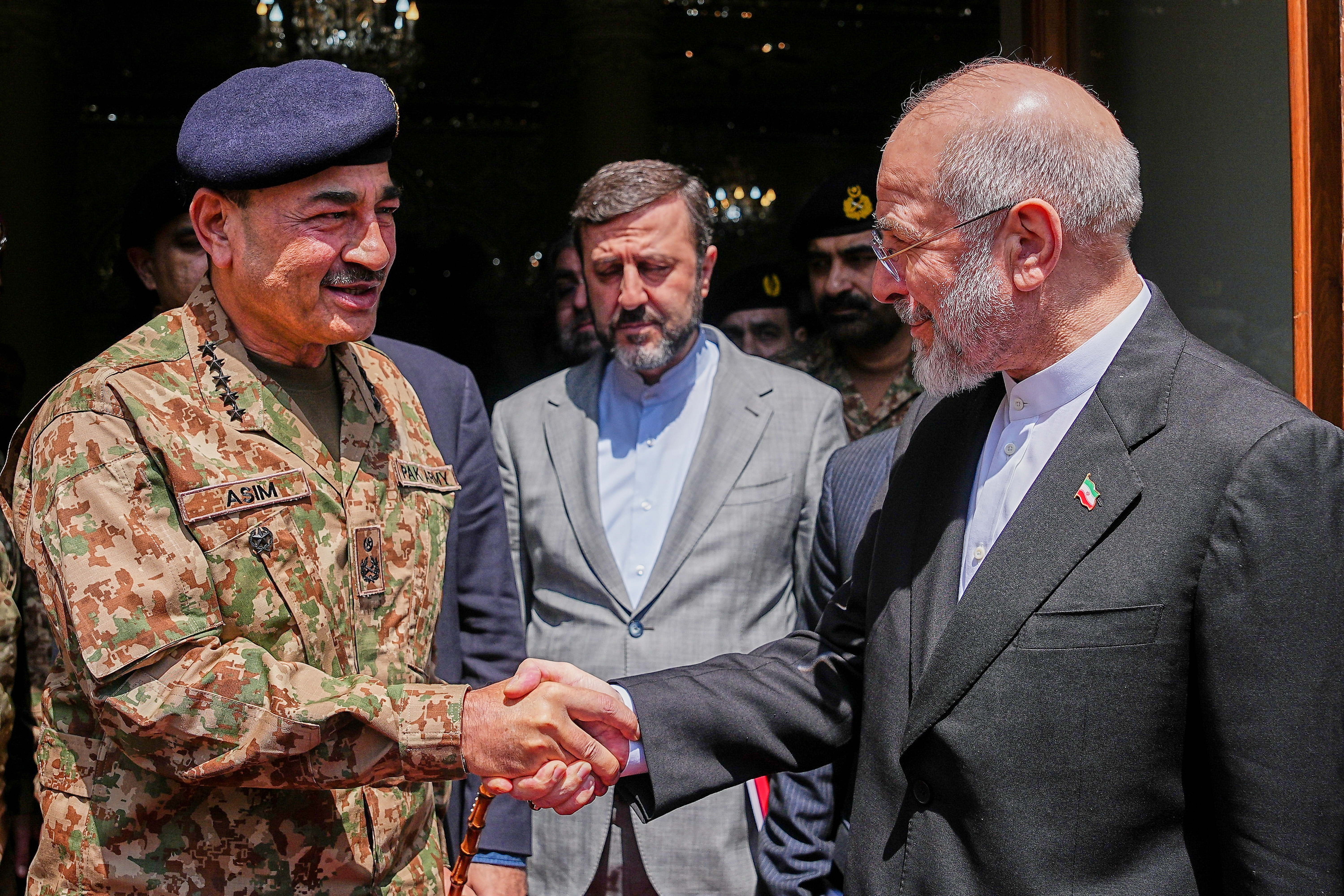 El presidente del Parlamento iraní, Mohammad Bagher Qalibaf, junto al jefe del ejército de Pakistán, Field Marshal Asim Munir, en Teherán