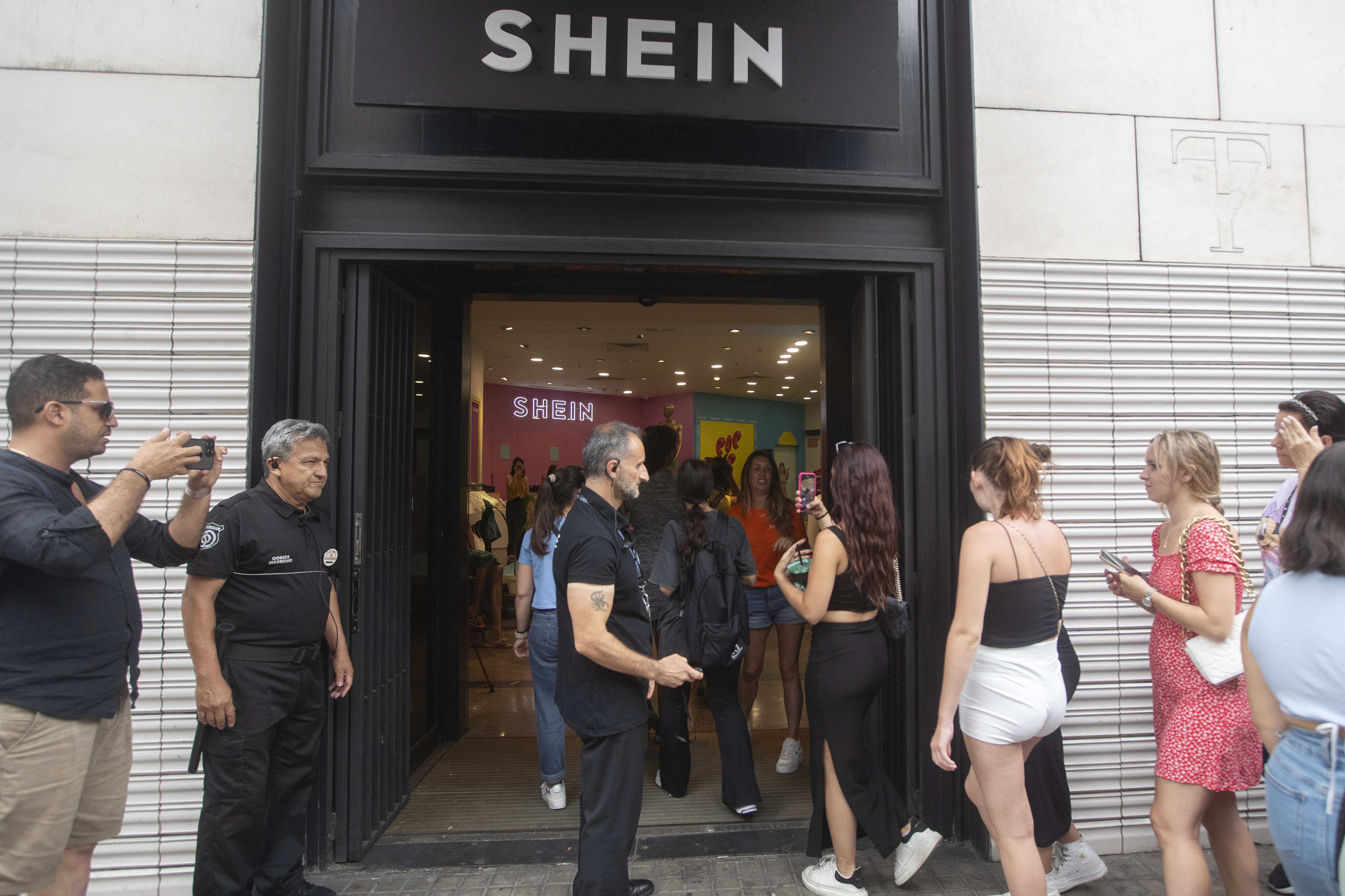 Shein reconoce que usó la imagen de una tienda de Bershka para la apertura de su ‘pop-up’ en Barcelona