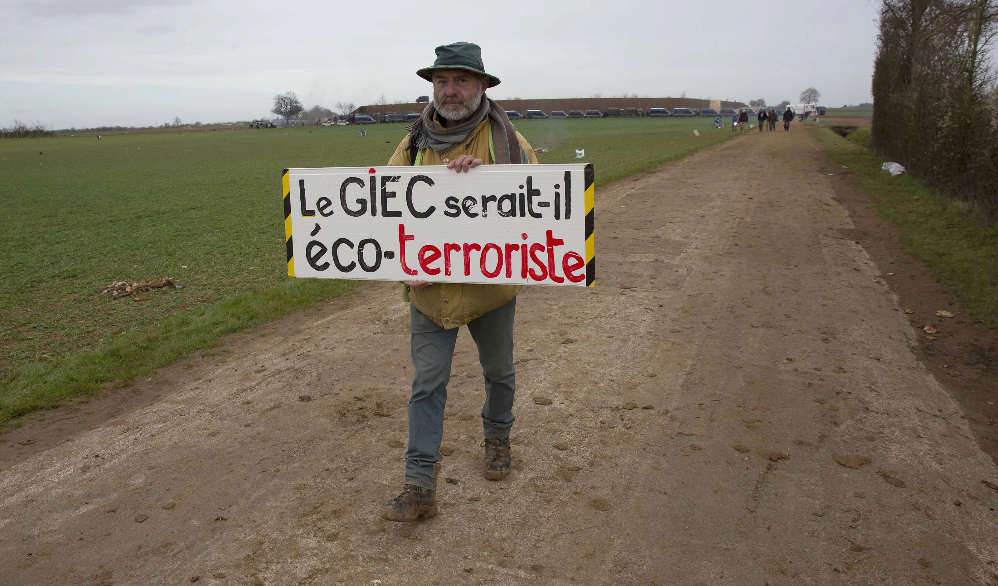 Um manifestante carregava uma faixa contra o Grupo Intergovernamental de Especialistas em Mudanças Climáticas neste sábado na concentração de Sainte Soline. 