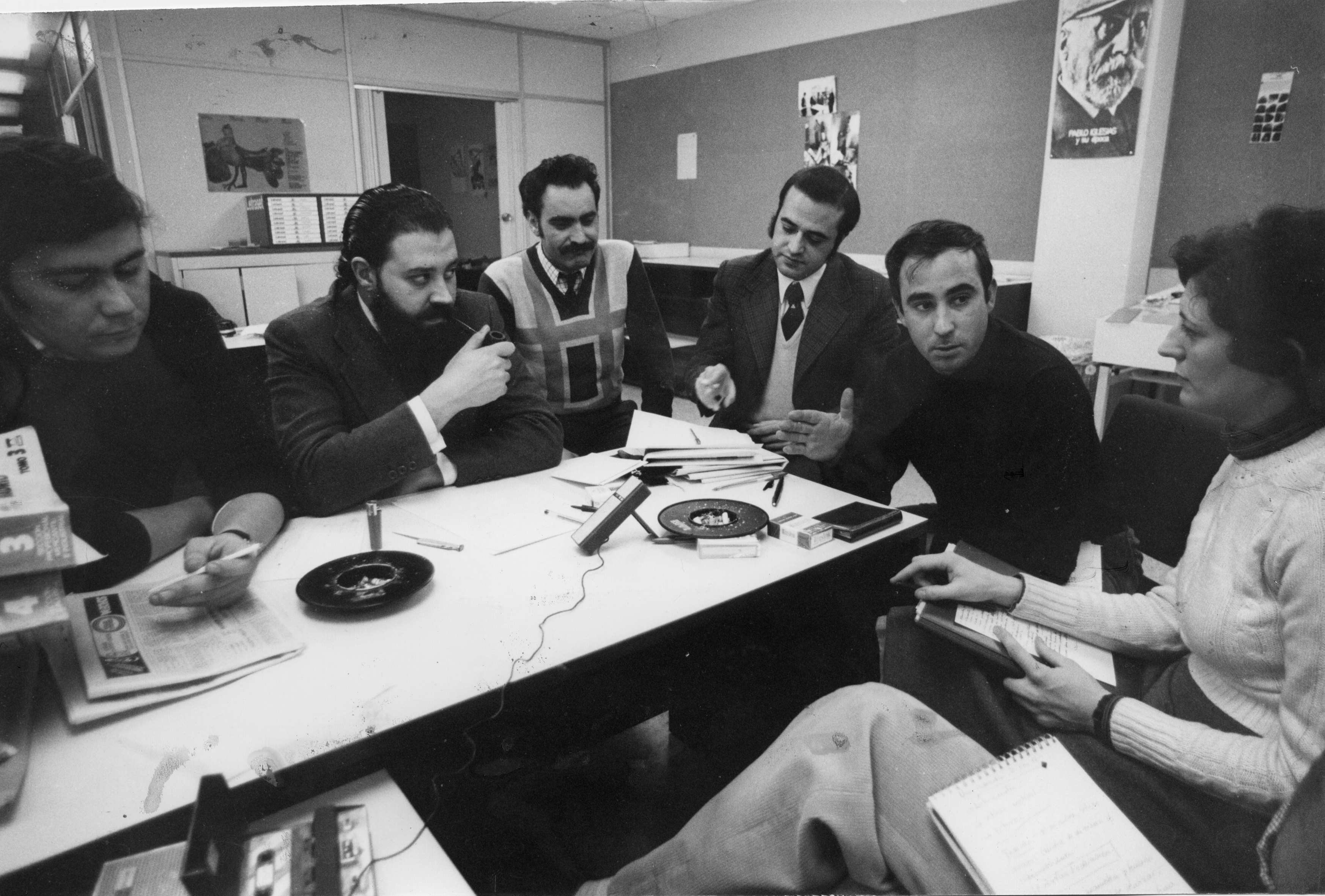 Fernando Martos (a la izquierda) en una reunión de asociaciones de vecinos en 1976.