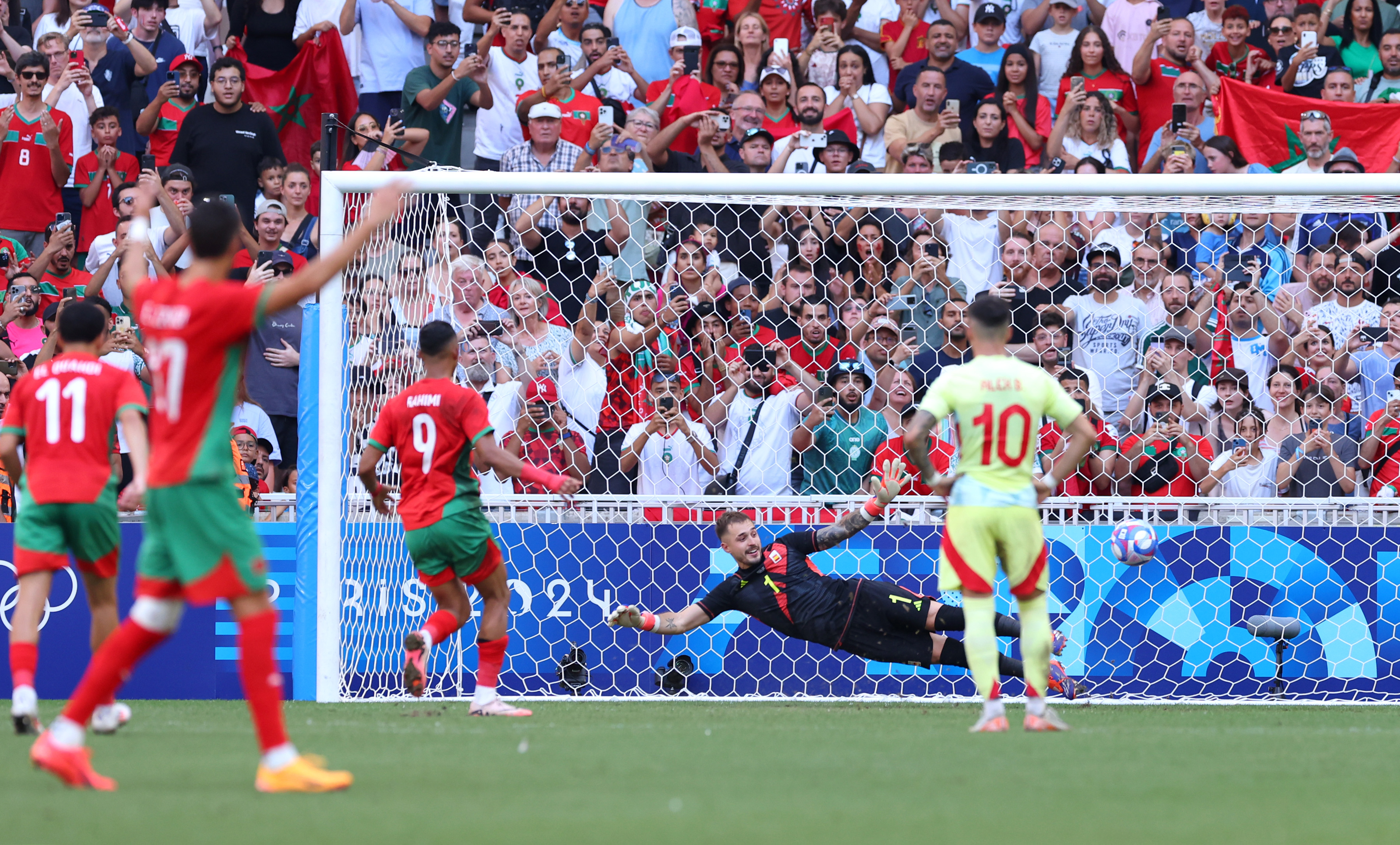 Soufiane Rahimi anota el gol de penalti contra España. 