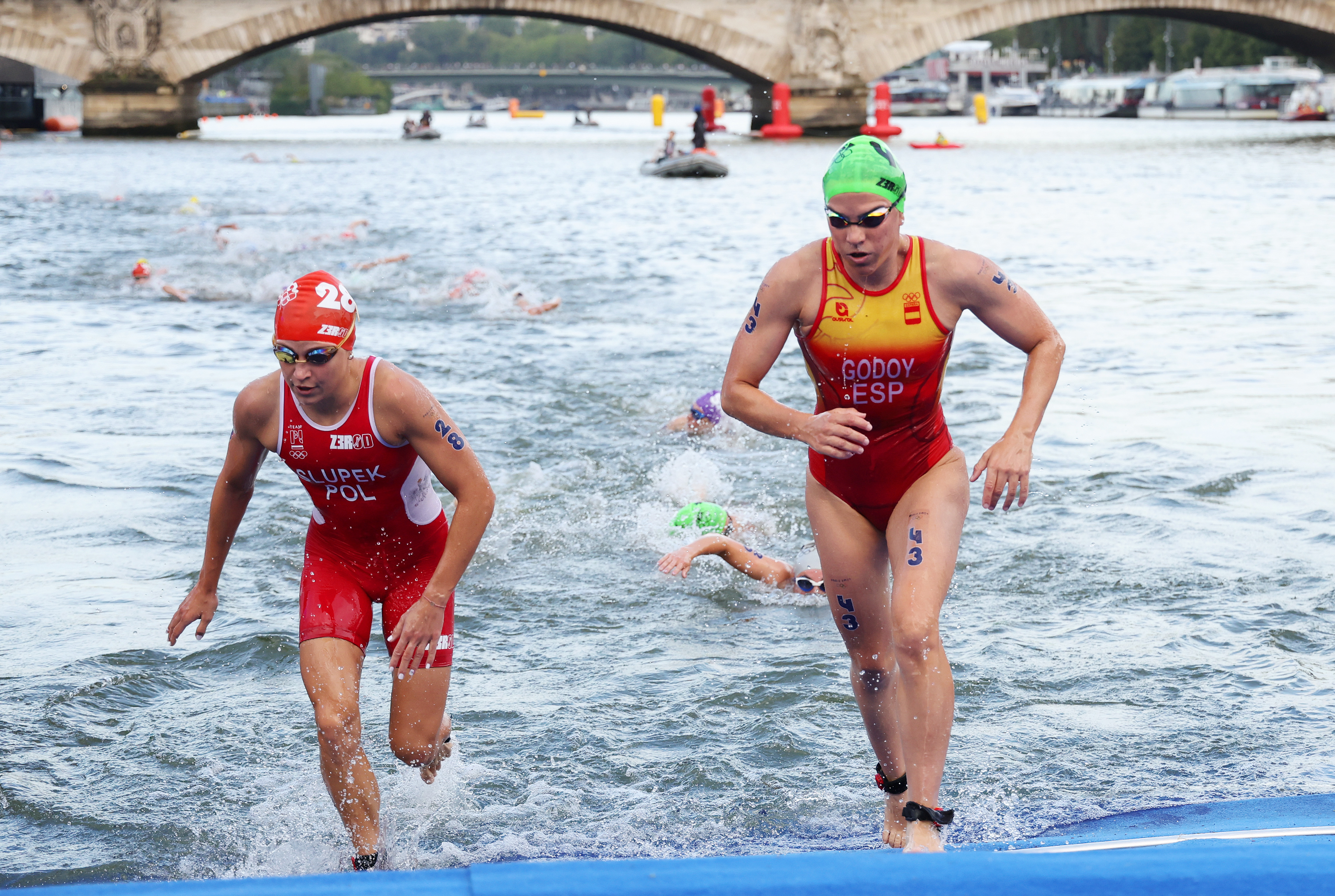 PARIS, FRANCE - JULY 31: Anna Godoy Contreras of Team Spain and Roksana Slupek of Team Poland compete during Women's Individual Triathlon on day five of the Olympic Games Paris 2024 at Pont Alexandre III on July 31, 2024 in Paris, France. (Photo by Ezra Shaw/Getty Images)