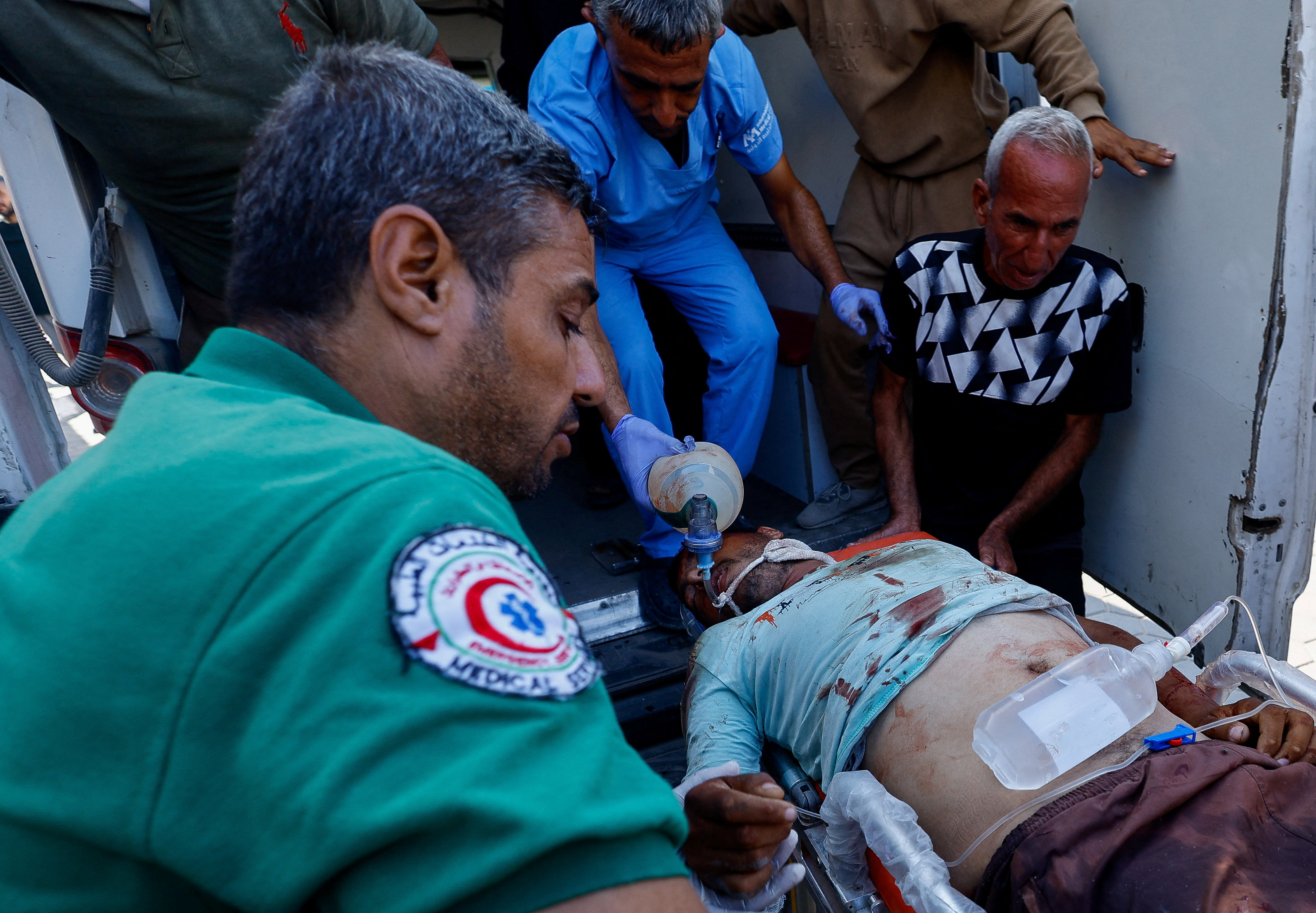 Traslado de un herido al Hospital de los Mártires de Al-Aqsa, en Deir al-Balah, en el centro de la franja de Gaza, este domingo.