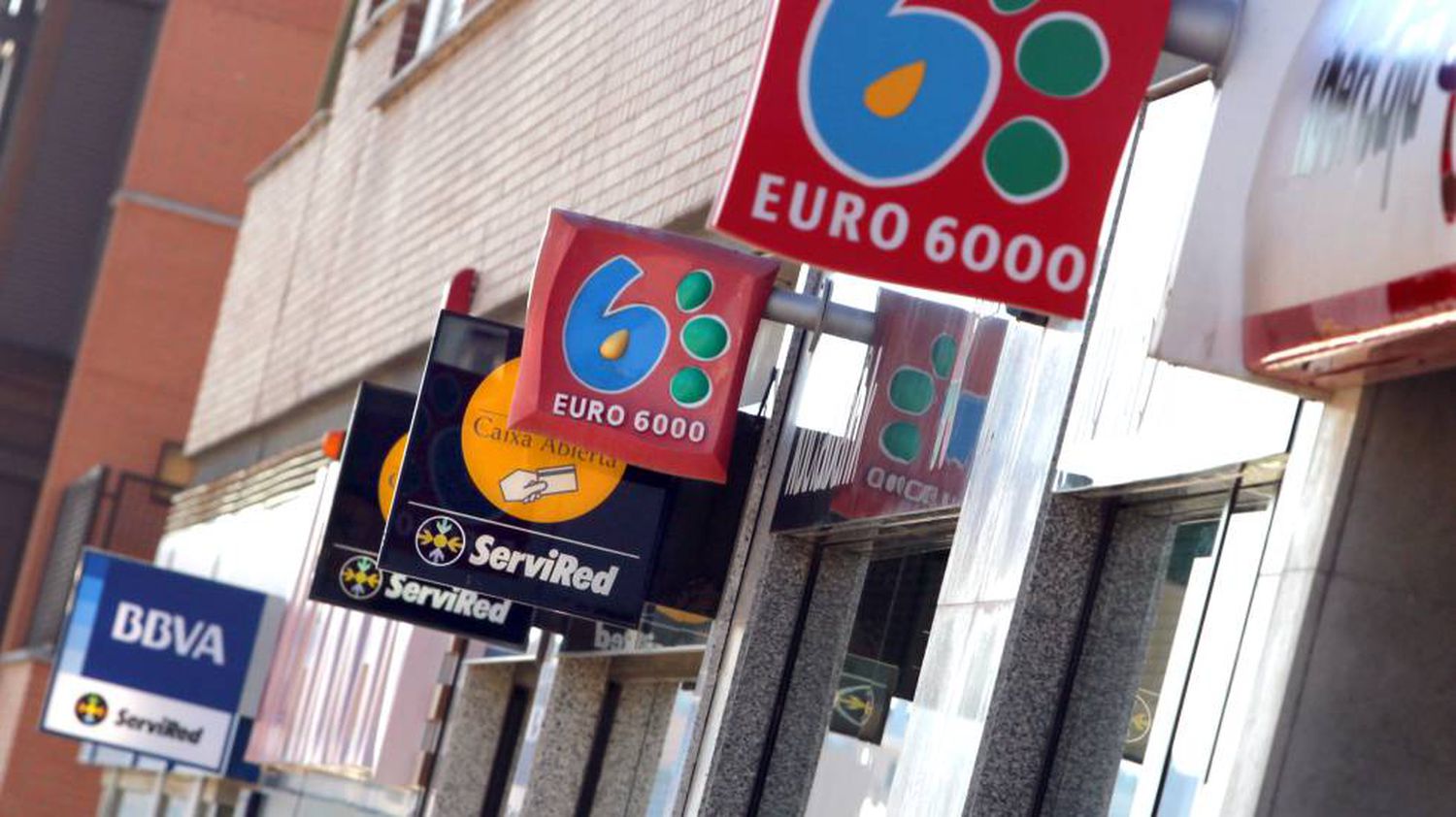 Varias sucursales bancarias en una calle de Madrid.