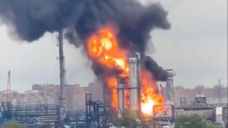 El momento del impacto de un dron ucranio cerca de la mayor refinería de Moscú