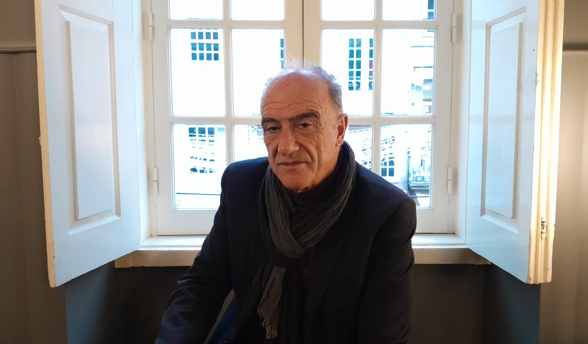 O fotógrafo Alfredo Cunha, no café 'A Brasileira' em Braga, a 31 de Dezembro de 2022.