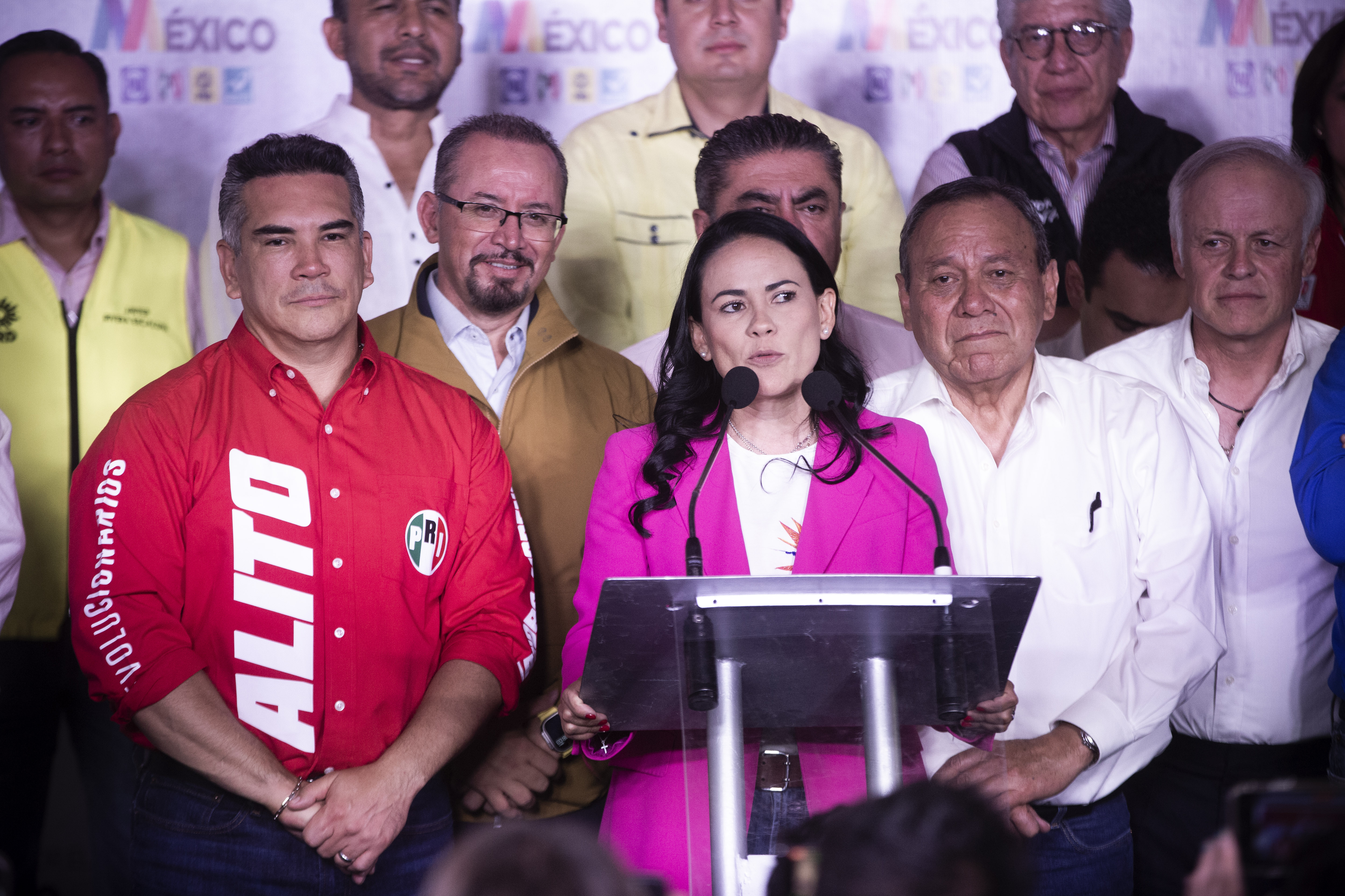 Alejandro Moreno, Alejandra del Moral e Jesús Zambrano durante coletiva de imprensa em Toluca (estado do México) em 4 de junho.