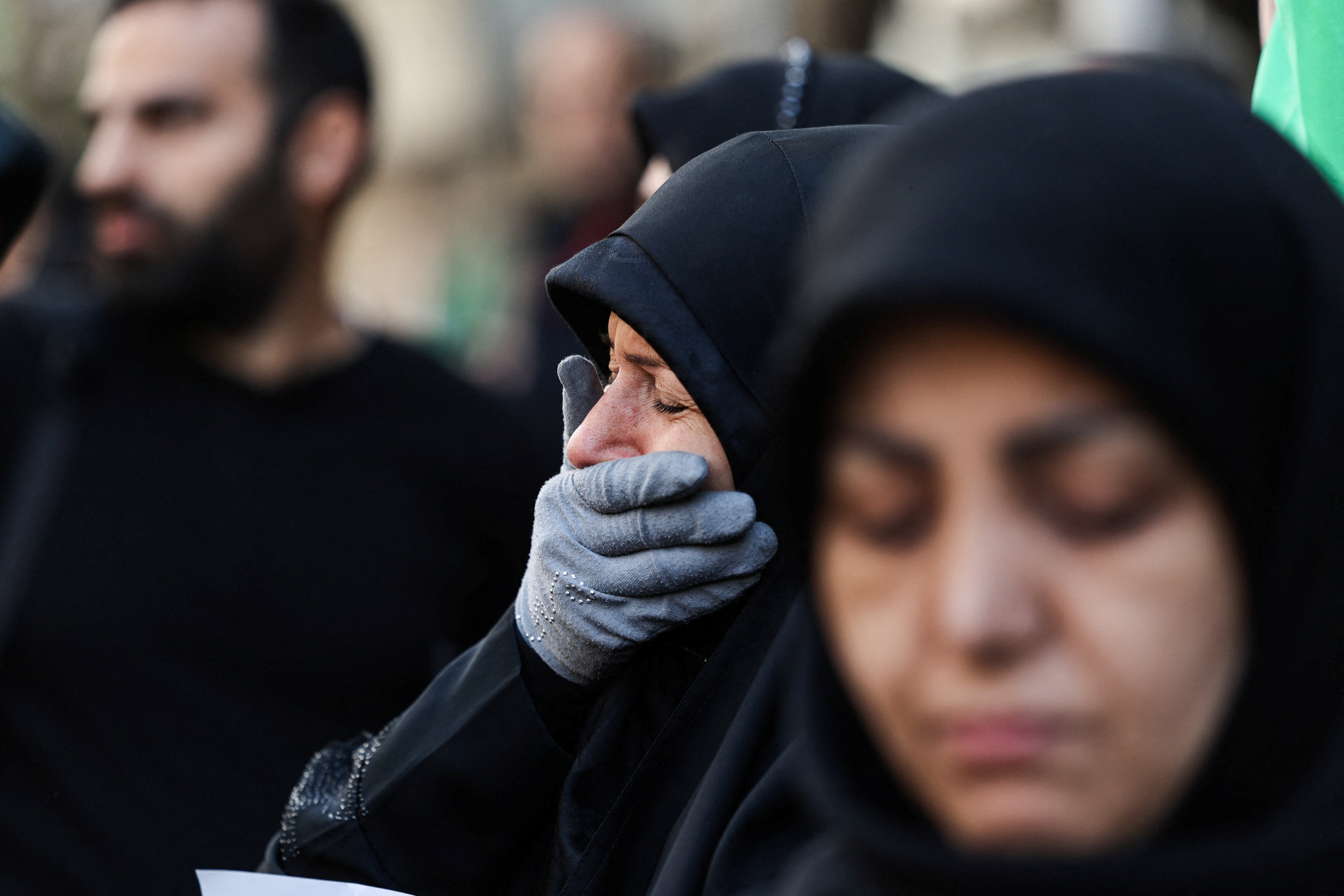 Una mujer iraní durante una ceremonia por los 40 días de la muerte del líder supremo de Irán, el ayatolá Ali Jamenei, este jueves en Teherán. 