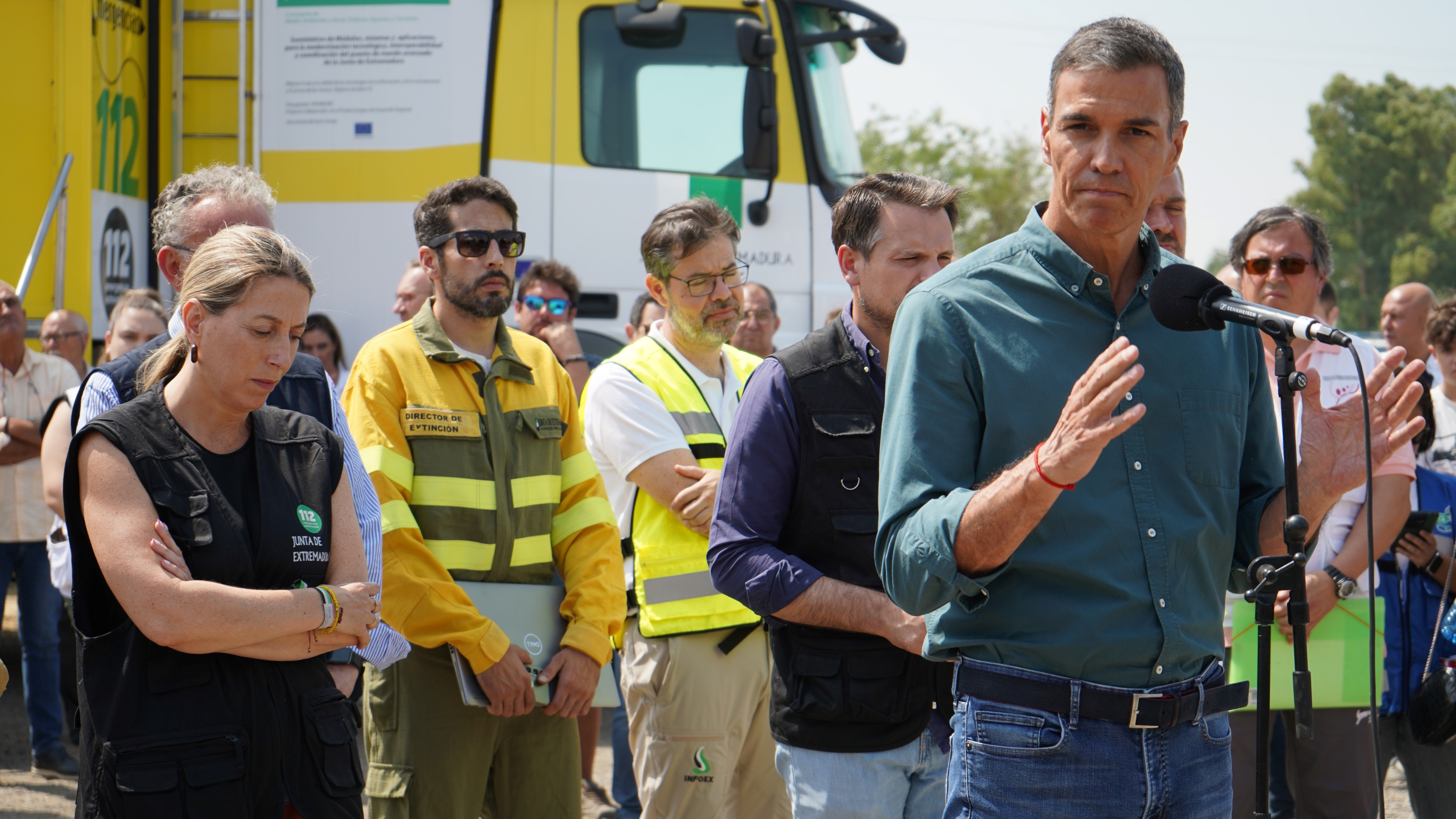 El presidente del Gobierno, Pedro Sánchez, informa junto a la presidenta de la Junta de Extremadura, María Guardiola, sobre el incendio de Jarilla, en Cáceres, este martes.