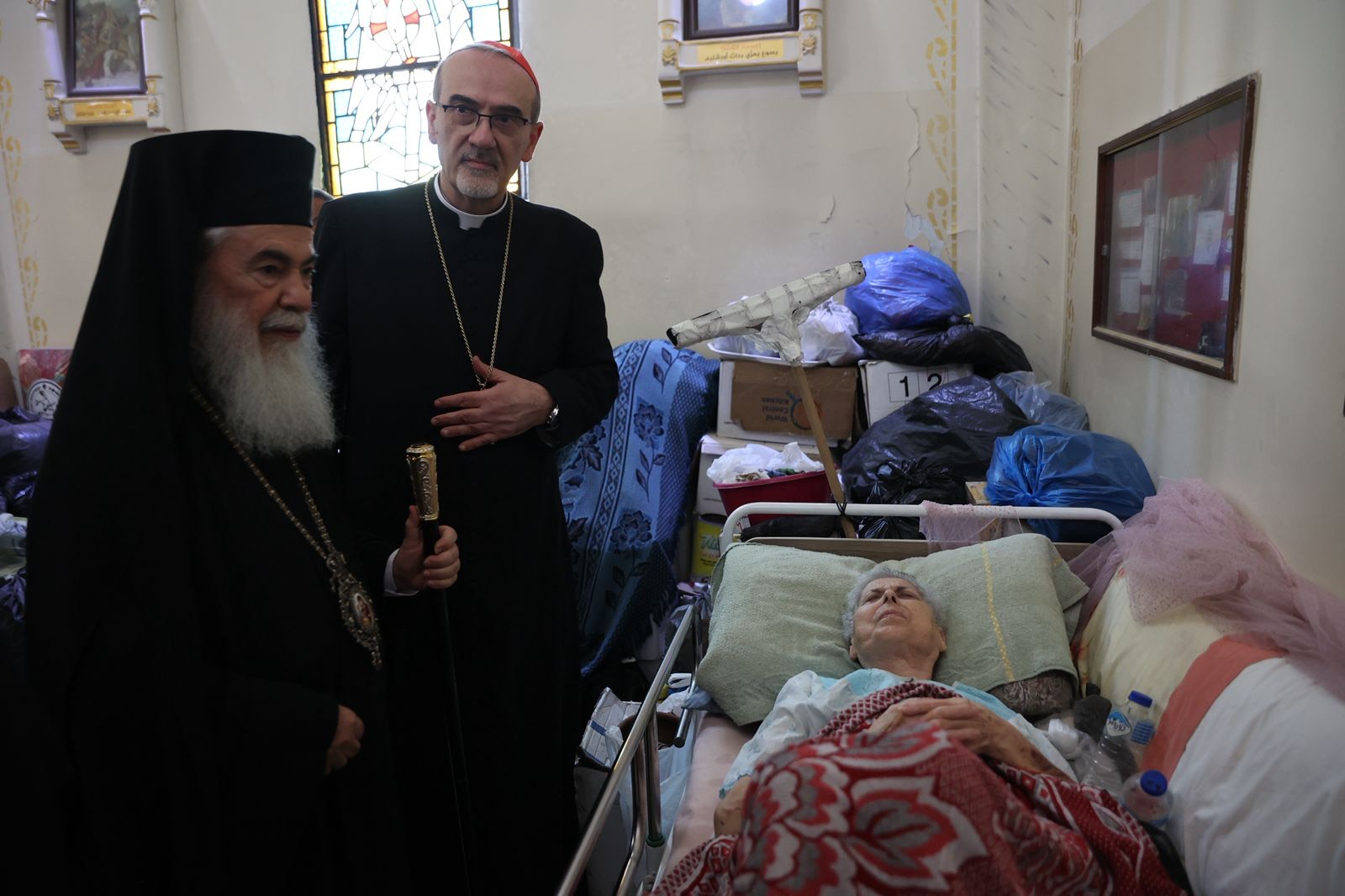 El Patriarca latino de Jerusalén, cardenal Pierbattista Pizzaballa, y el Patriarca greco-ortodoxo de Jerusalén, Teófilo III (i), visitan la franja de Gaza, este miércoles 18 de julio. 