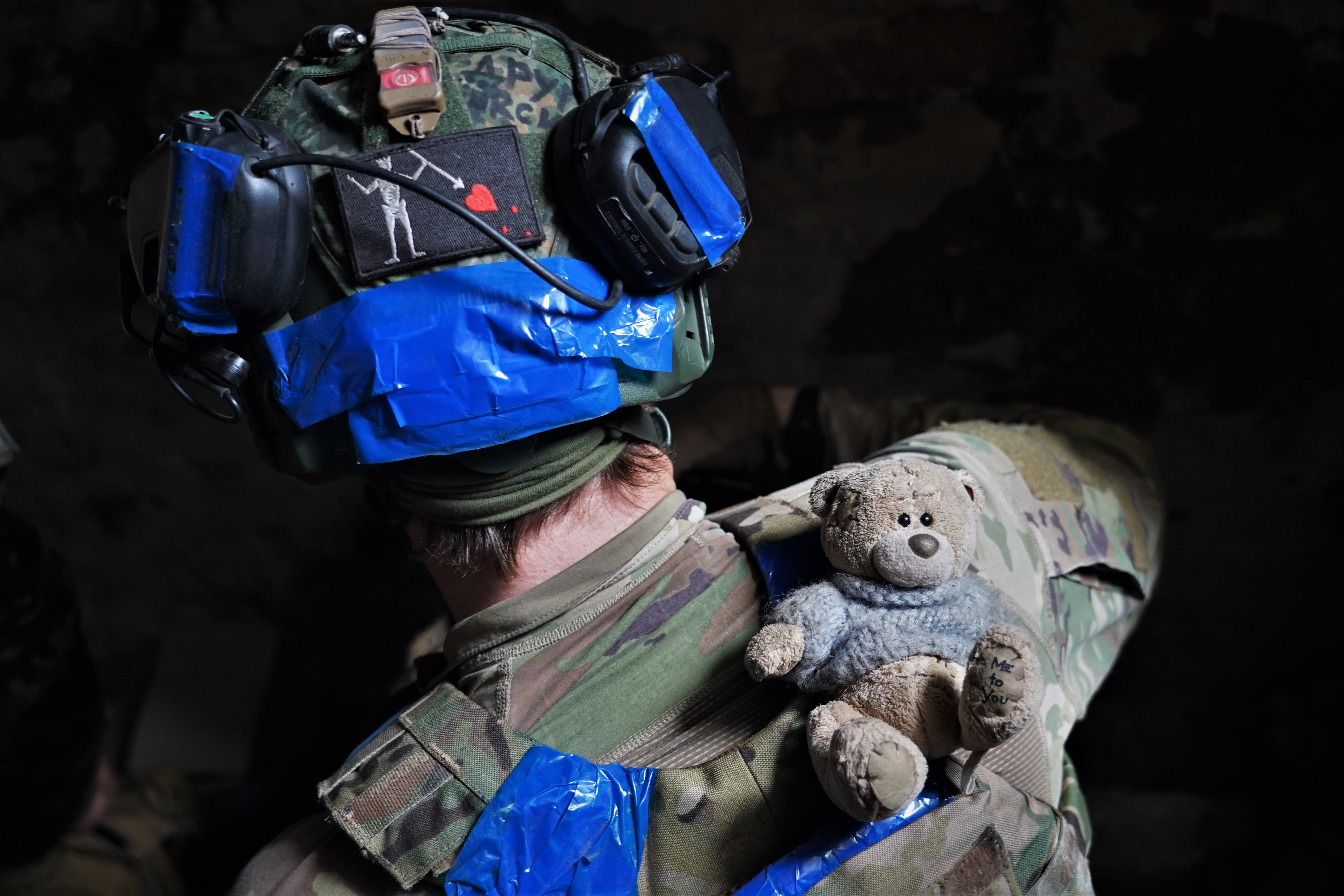 26 de agosto, vestindo um bicho de pelúcia em seu uniforme que pertencia a um camarada caído em Mariupol, fotografado na frente de Zaporizhia na quinta-feira.