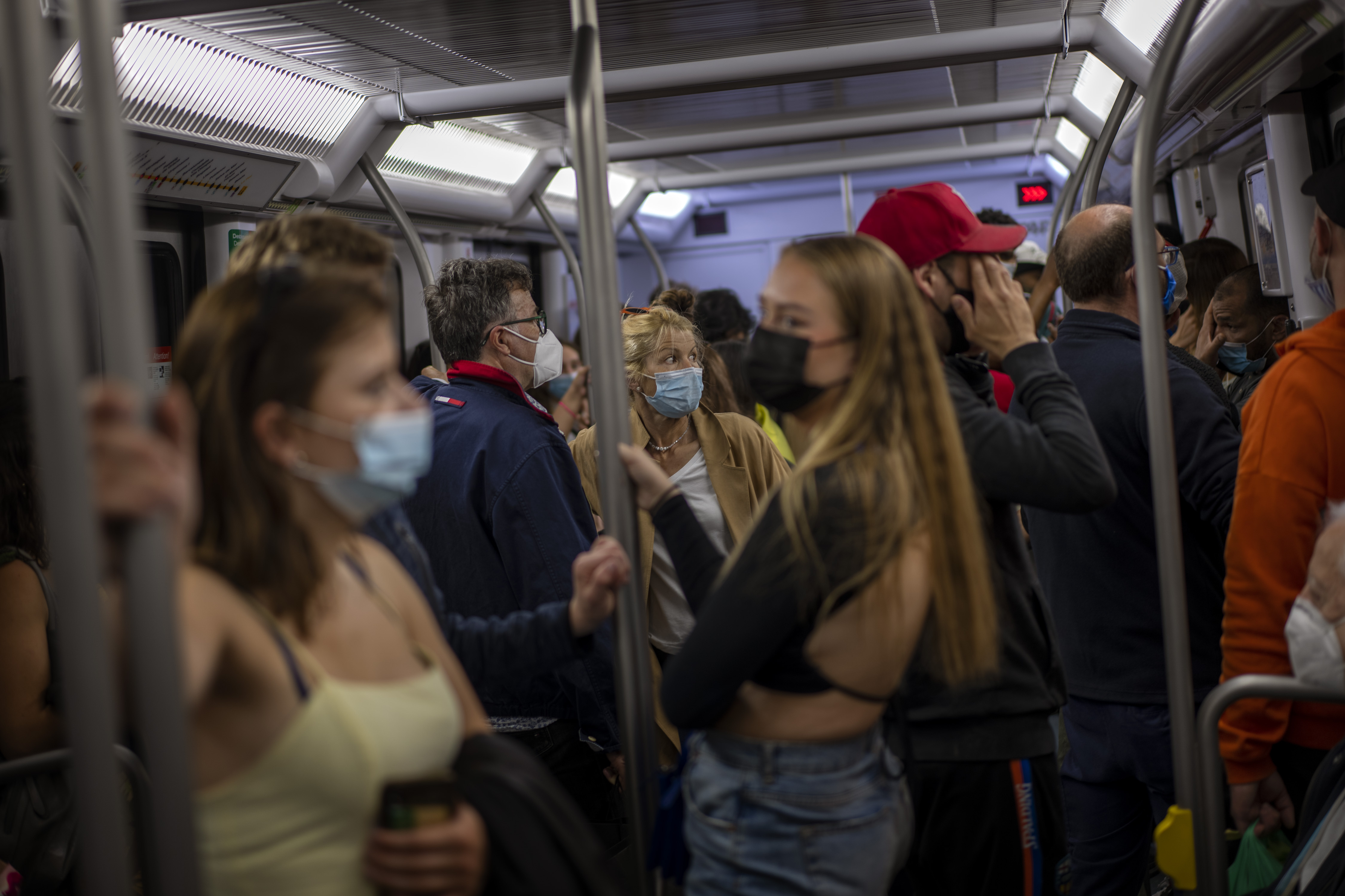 Un grupo de ciudadanos con mascarillas en el metro de Barcelona el pasado sábado.