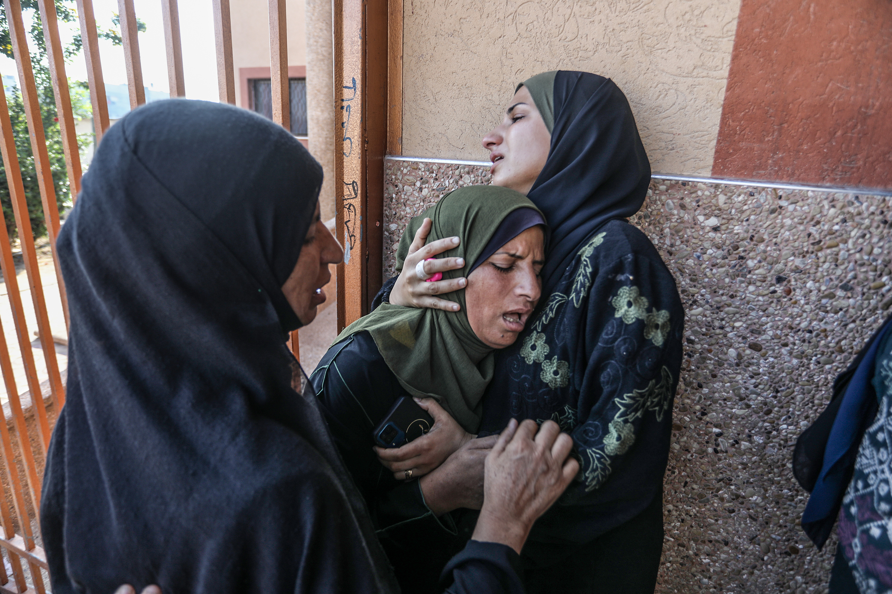 KHAN YUNIS, GAZA - JULY 24: Relatives of Palestinians, who lost their lives following the Israeli attack on Khan Yunis, mourn as dead bodies are taken from the morgue at Nasser Hospital for burial in Khan Yunis, Gaza on July 24, 2024. (Photo by Abed Rahim Khatib/Anadolu via Getty Images)
