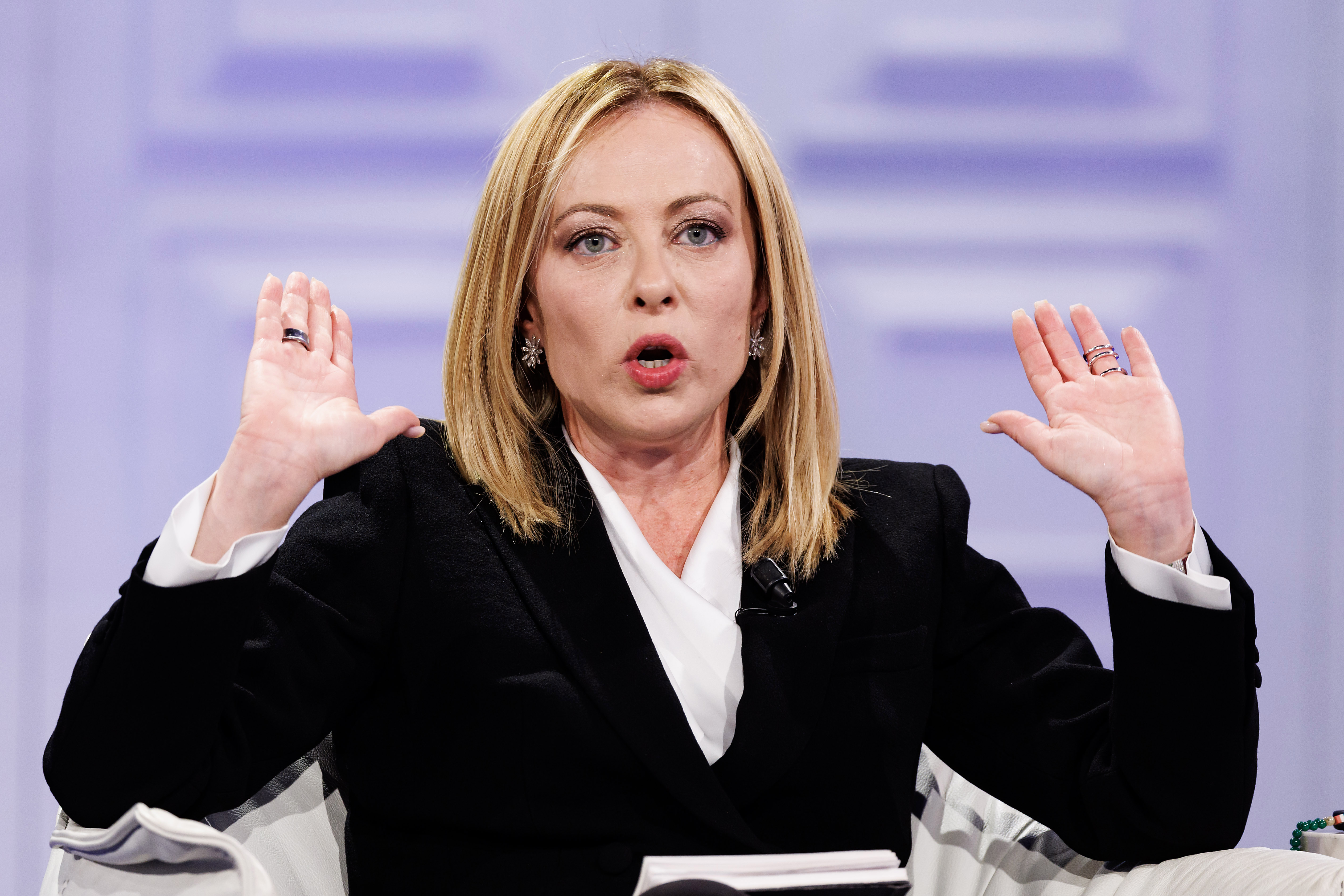 Meloni quiere prohibir los velos que cubran el rostro en lugares públicos  en Italia con penas de hasta 3.000 euros | Sociedad | EL PAÍS