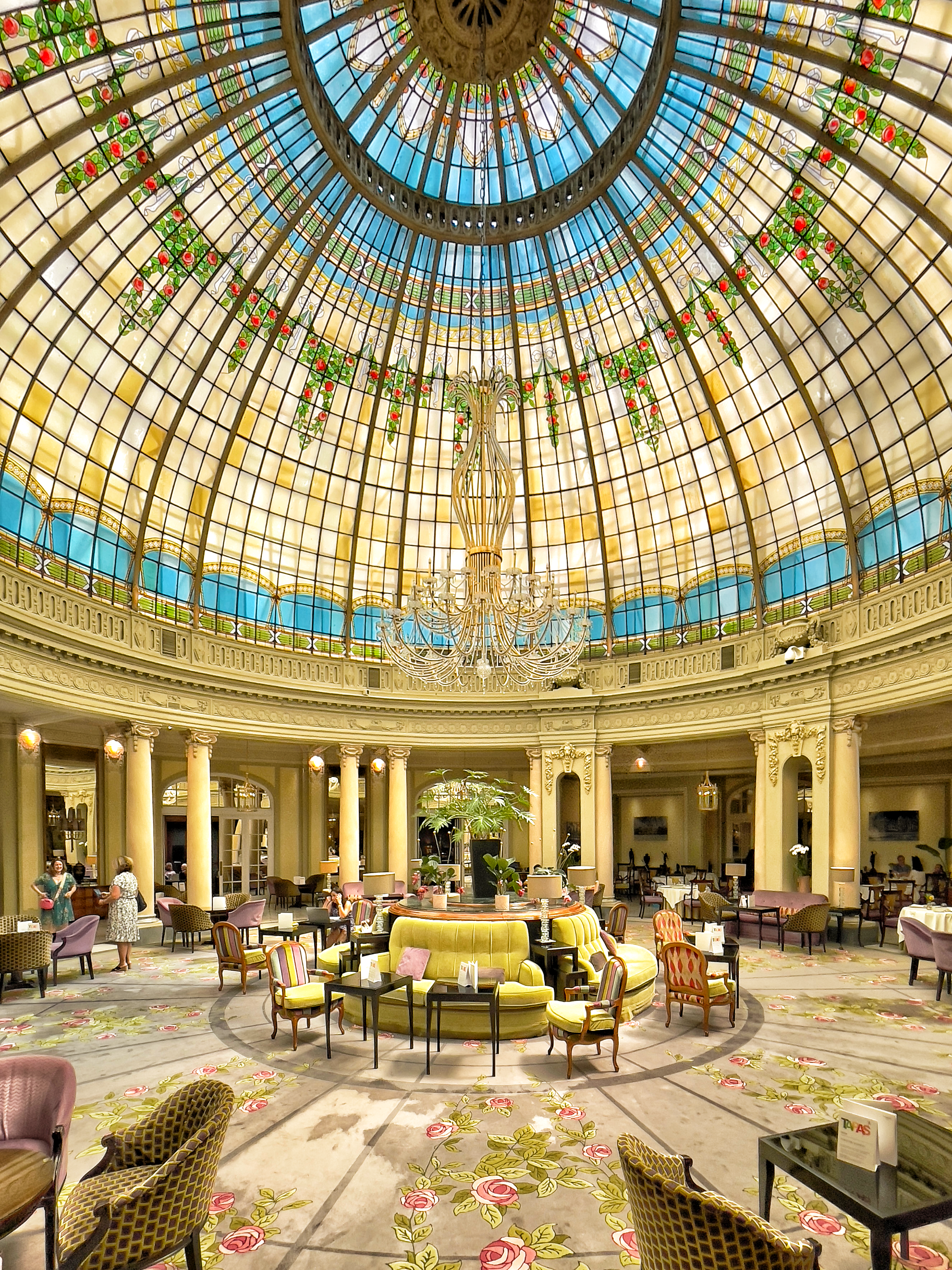 Imagen de la rotonda del hotel The Westin Palace, donde se exponen las fotografías.