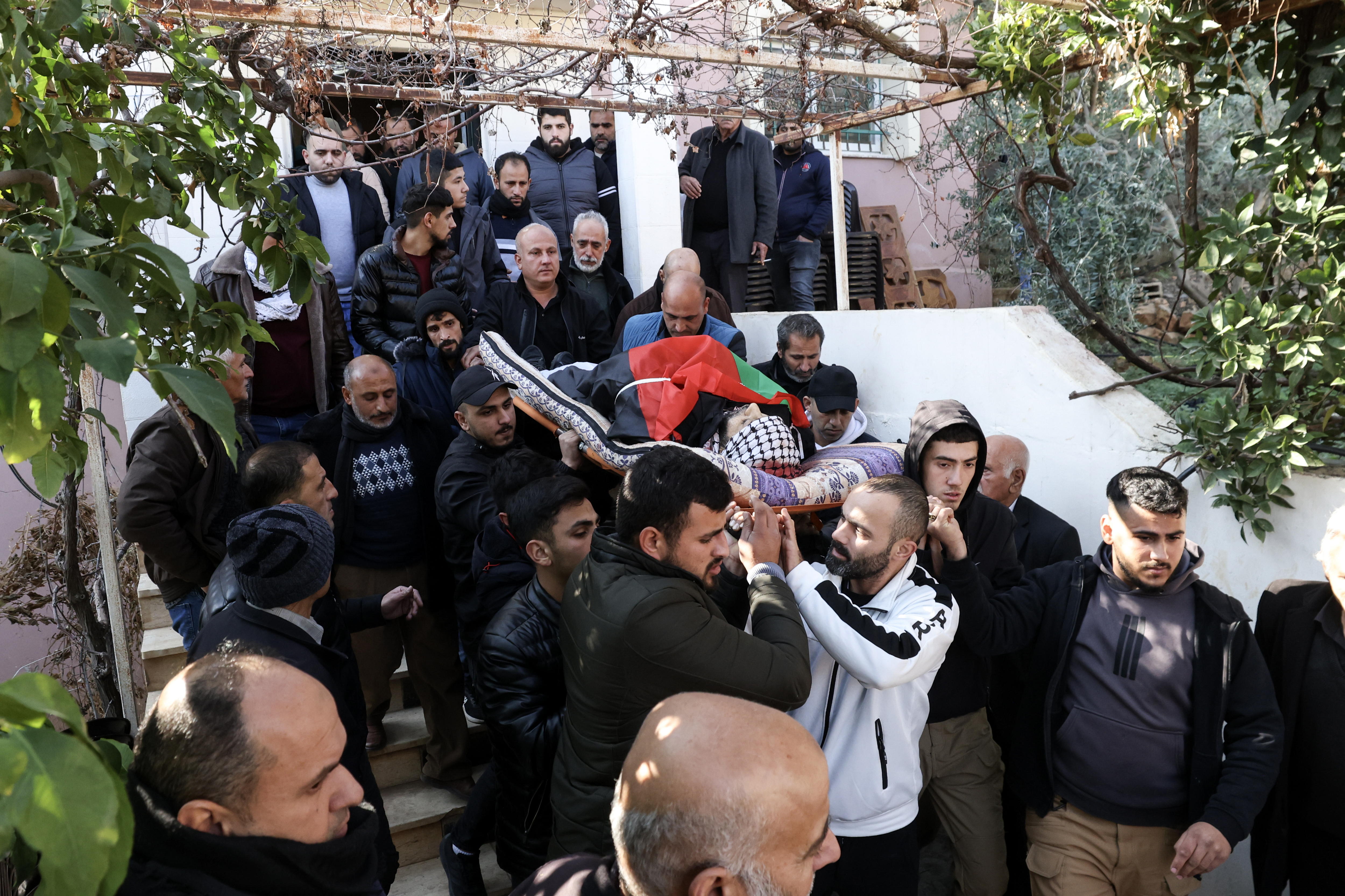 Ciudadanos palestinos, durante un funeral en la aldea de Taluza, cerca de la ciudad de Nablus, al norte de Cisjordania, este martes 7 de enero. 