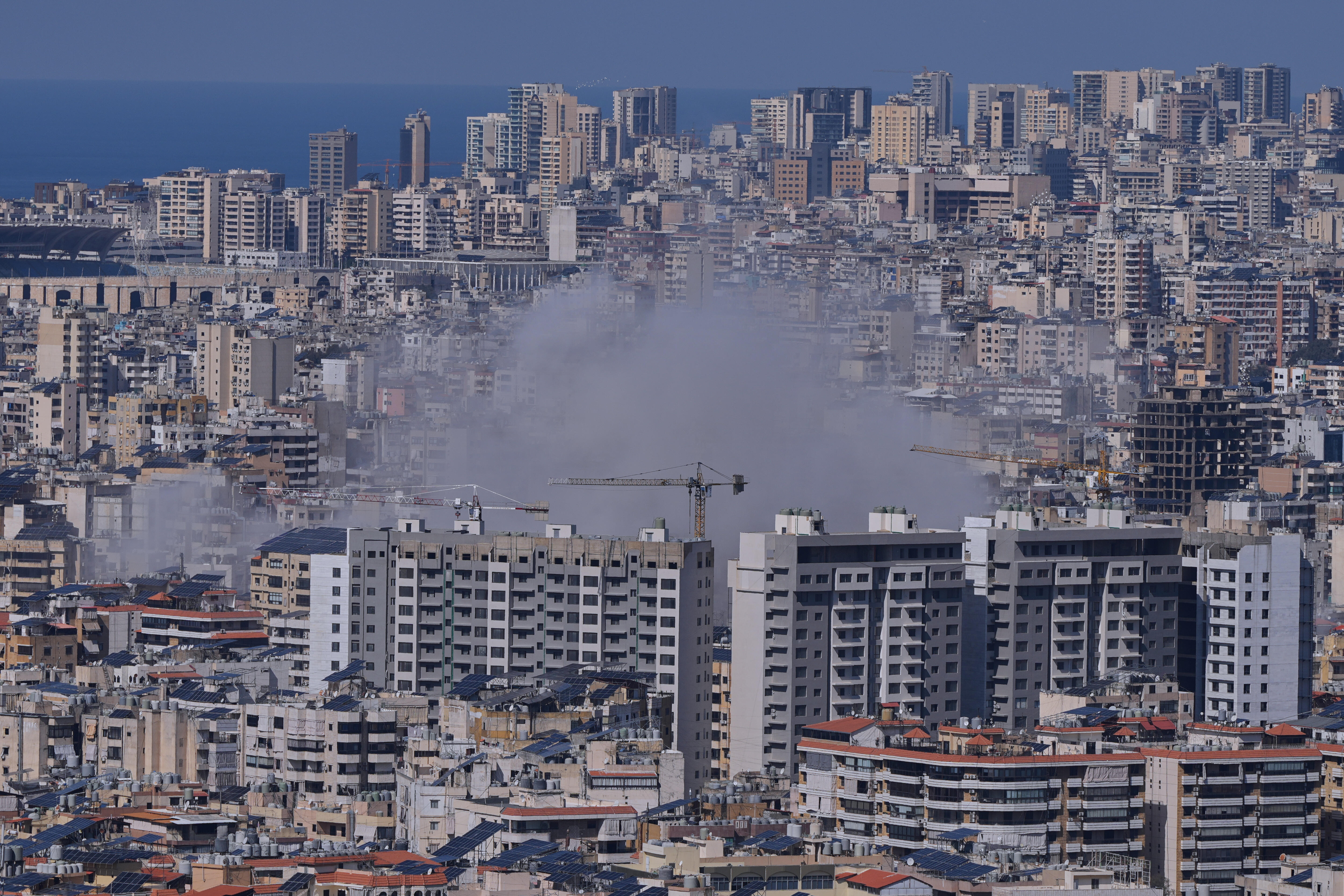 El humo se eleva tras un ataque israelí en el barrio de Dahiye en Beirut, este lunes 2 de febrero.