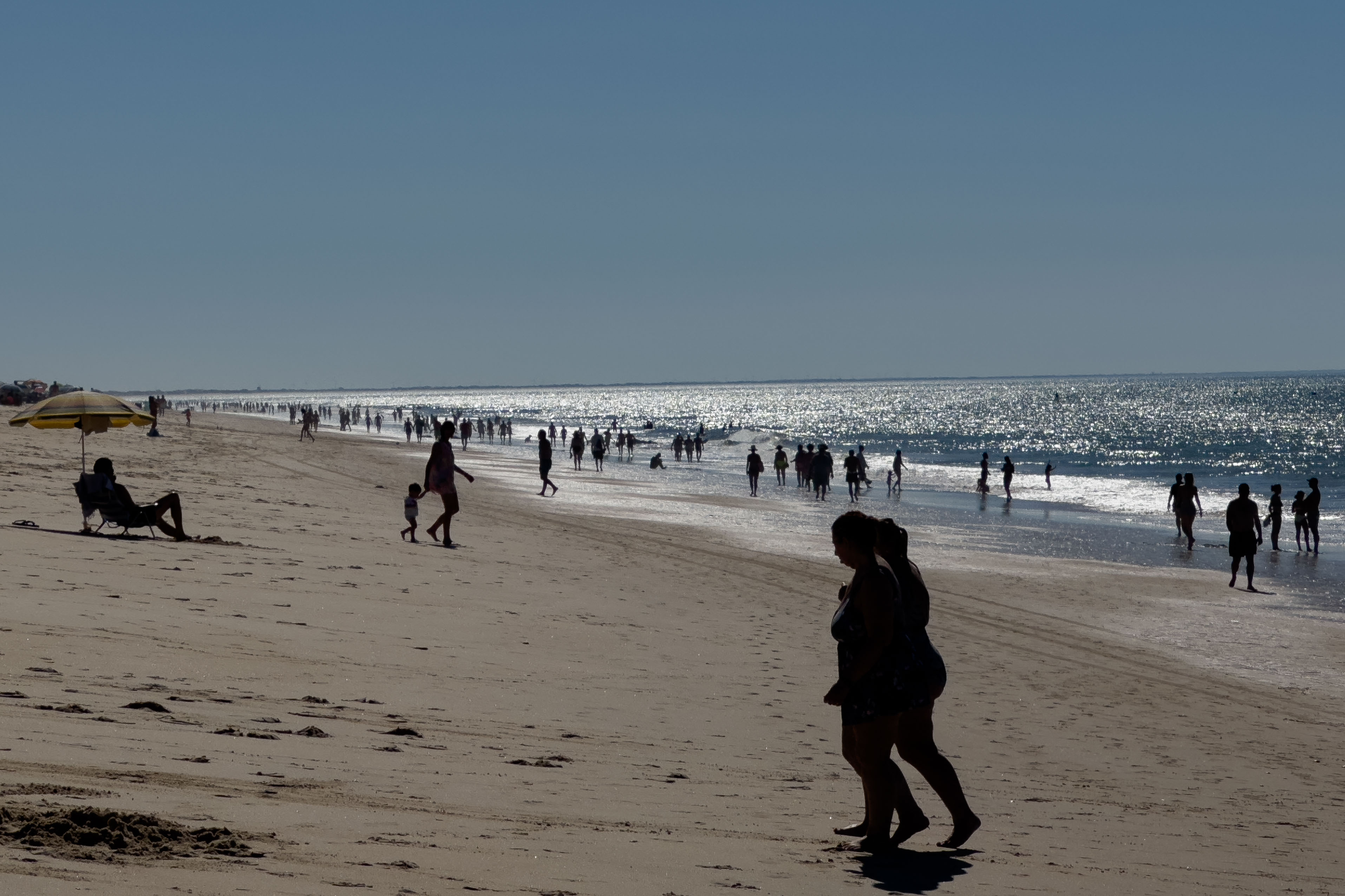 Varios bañistas combaten el calor en la playa de Matalascañas (Huelva), este domingo.
