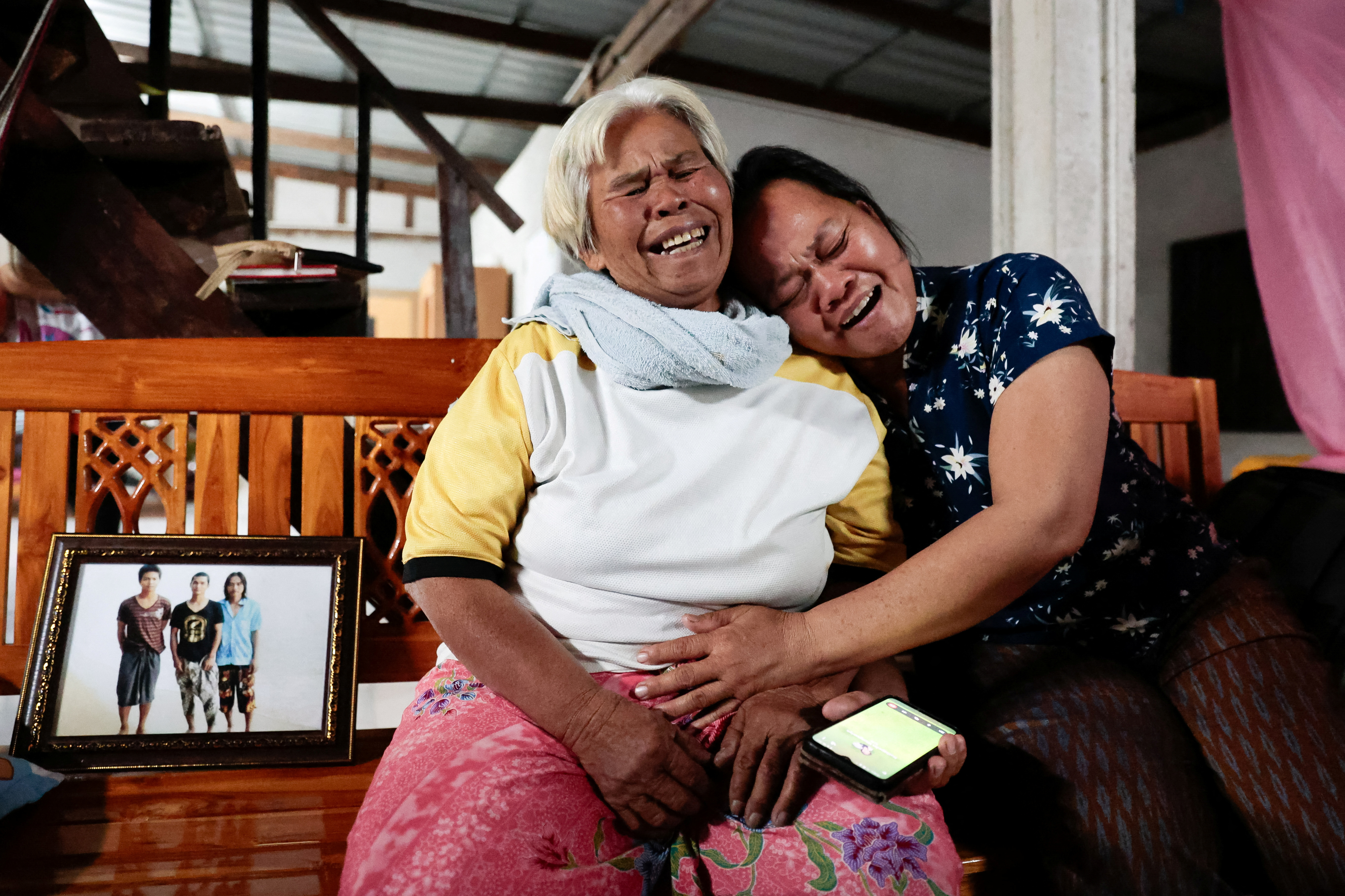 Familiares de uno de los rehenes tailandeses liberados por Hamás, Watchara Sriaoun, reacciona tras conocer la noticia, en su casa en la localidad de Kut Yang, en Tailandia, este jueves 30 de enero de 2025.