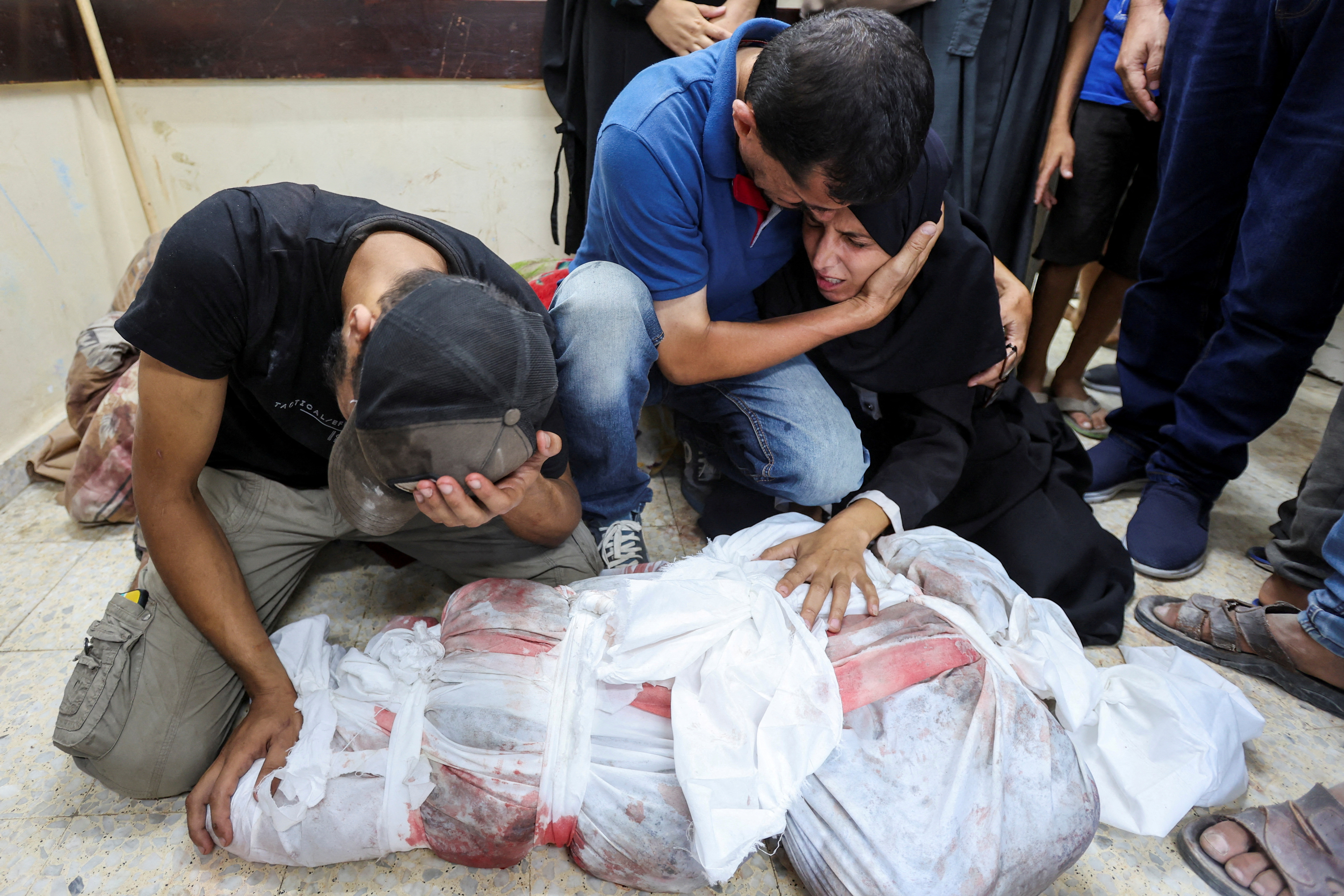 Mourners react next to the bodies of Palestinians killed in Israeli strikes, amid the Israel-Hamas conflict, at Al-Aqsa Martyrs Hospital in Deir Al-Balah in the central Gaza Strip, September 16, 2024. REUTERS/Ramadan Abed     TPX IMAGES OF THE DAY