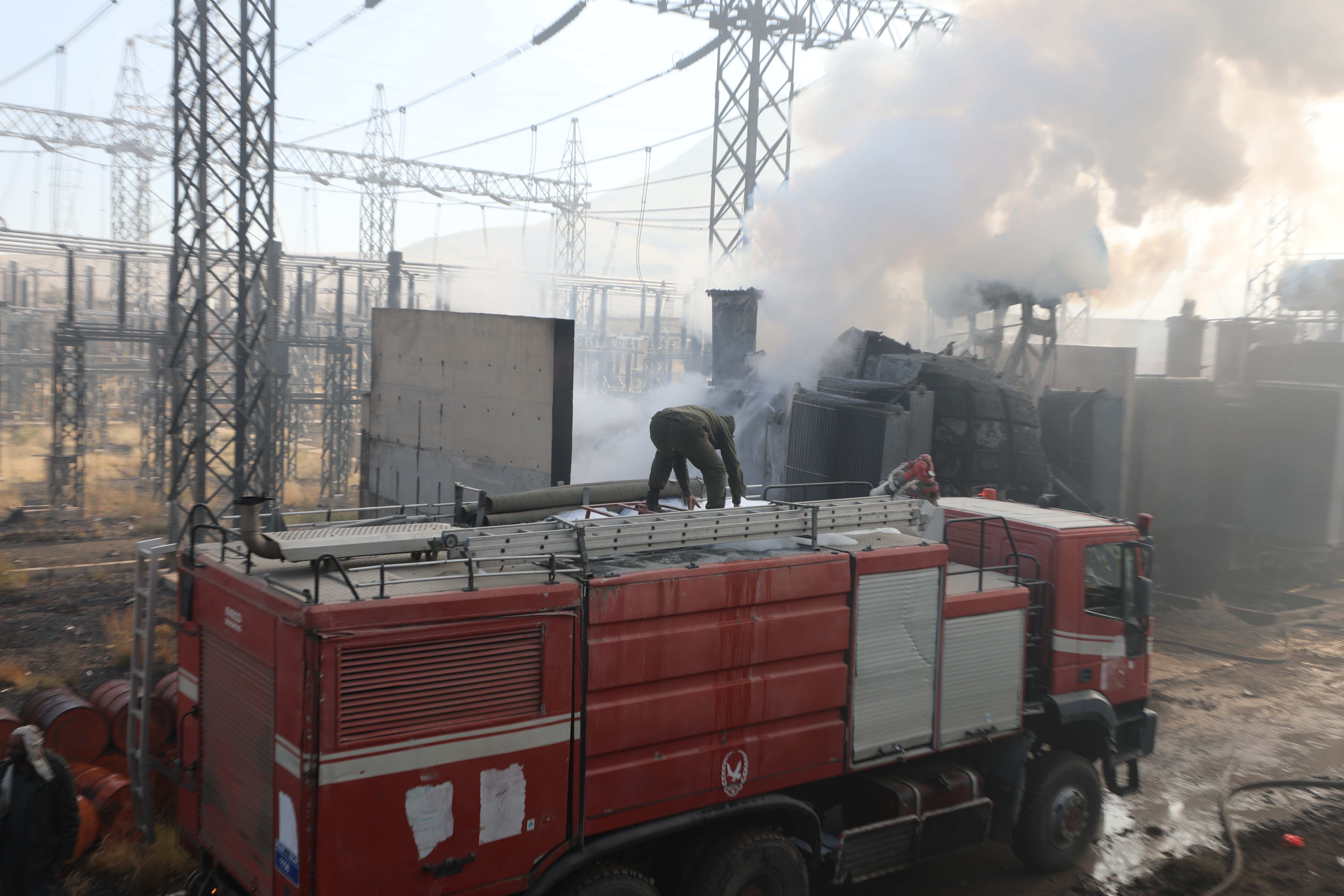 Los bomberos trabajan en el lugar en el que se ha producido el ataque areo israel, que tena como objetivo la central elctrica de Haziz en el sur de Sanaa. 