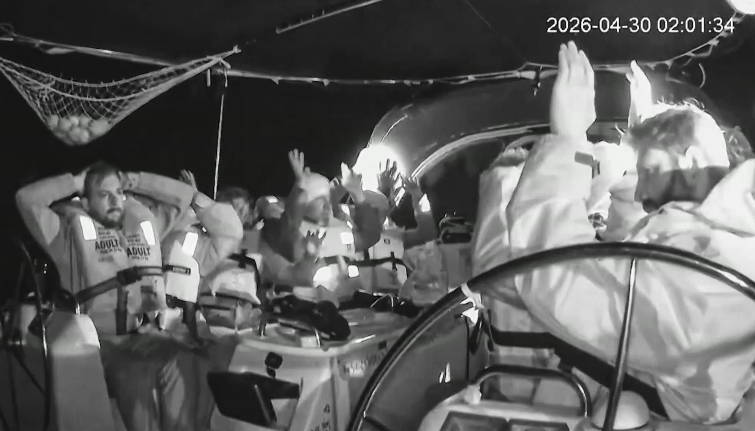 Captura de un video facilitado por la Flotilla Global Sumud, que navega rumbo a la franja de Gaza, interceptada por el ejército israelí.
