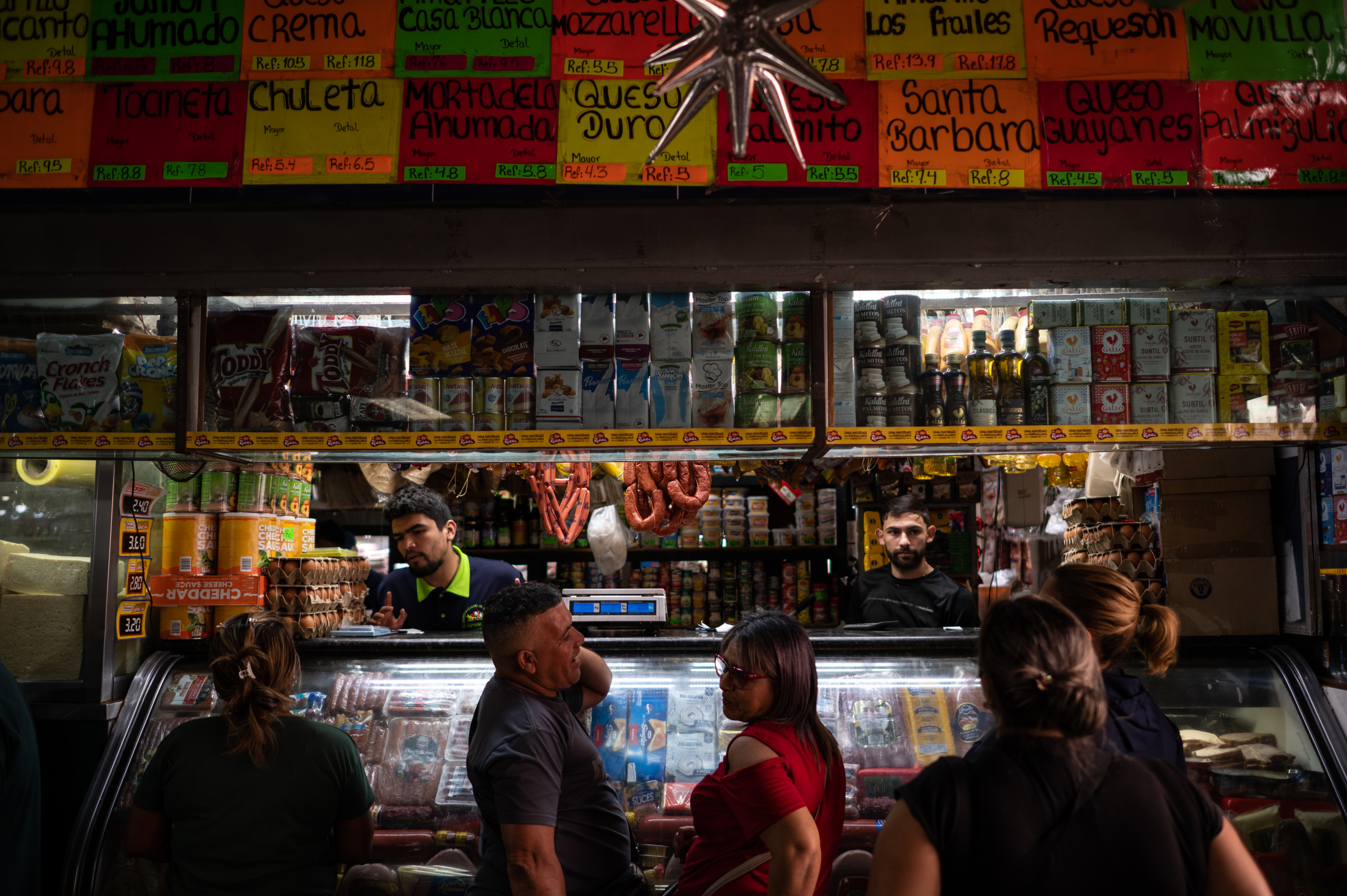 Pessoas fazem fila para comprar em uma loja em Caracas. 
