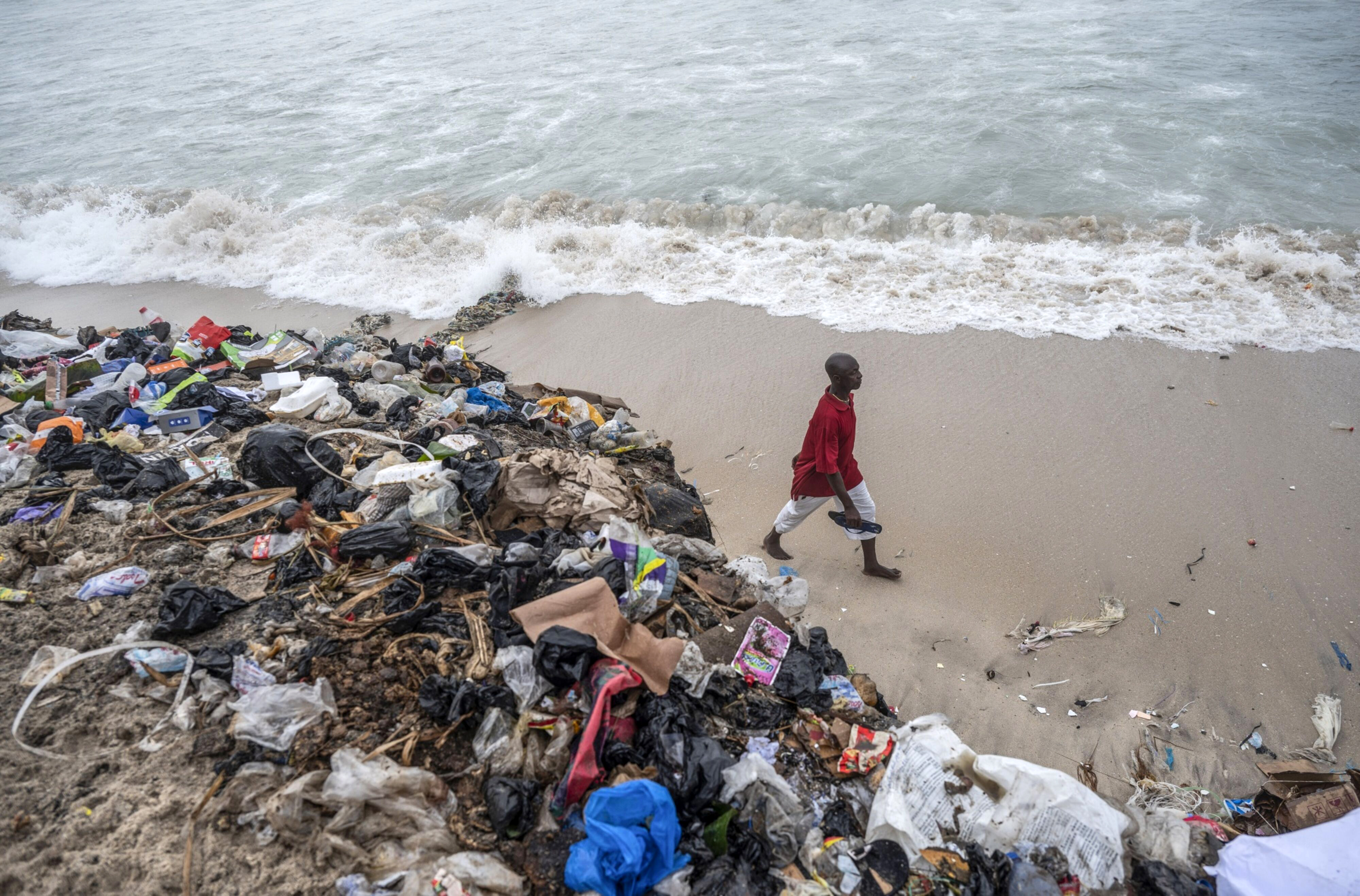Residuos textiles en una playa de Accra (Ghana).