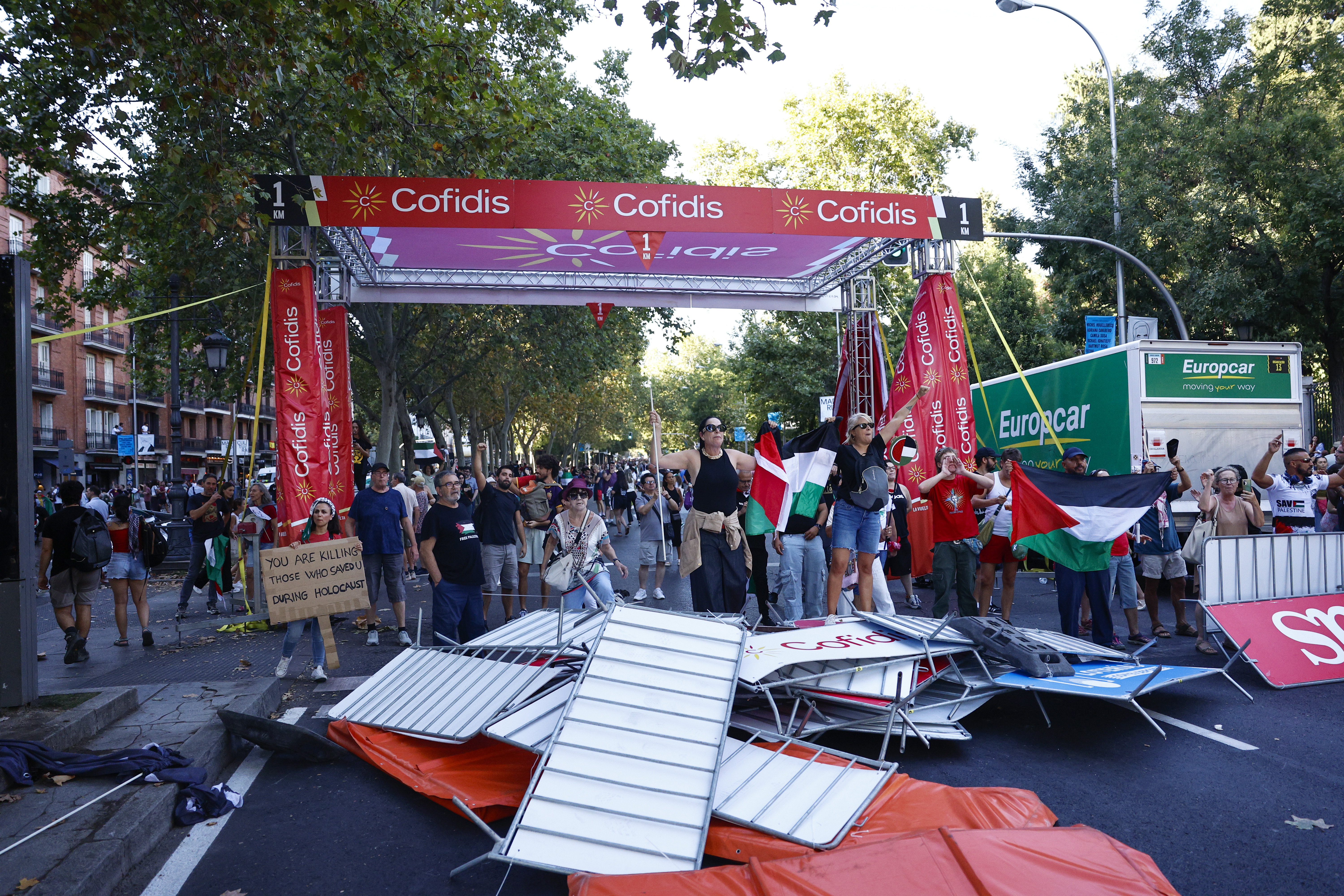 MADRID, 14/09/2025.- Los manifestantes propalestinos cortan el recorrido de los ciclistas en el Paseo del Prado, este domingo, durante la última etapa de la Vuelta a España que se disputa entre las localidades madrileñas de Alalpardo y Madrid, con un recorrido 103,6 Km.- EFE/Rodrigo Jiménez
