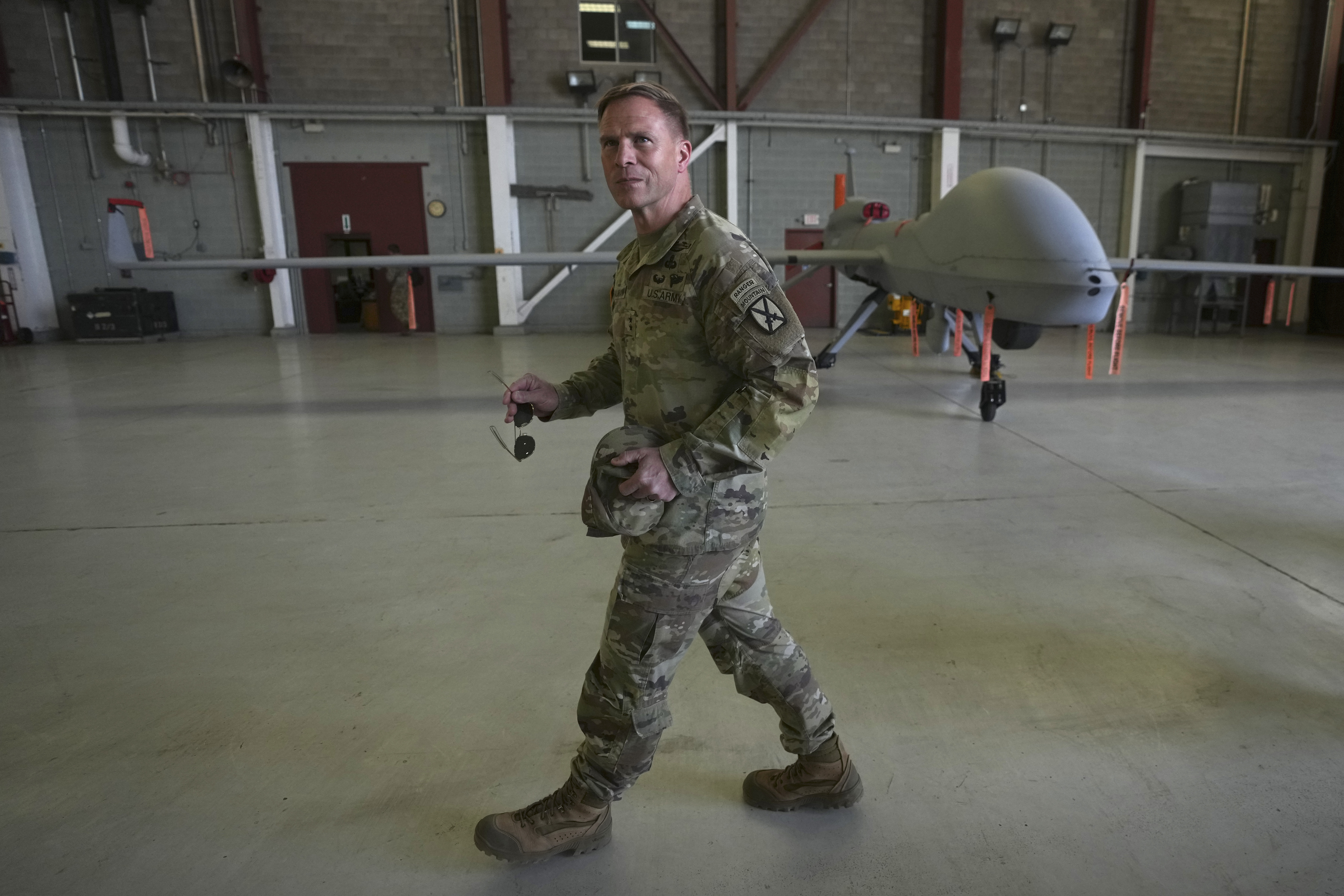 Un militar en un hangar de drones en Fort Huachuca, el 3 de abril.