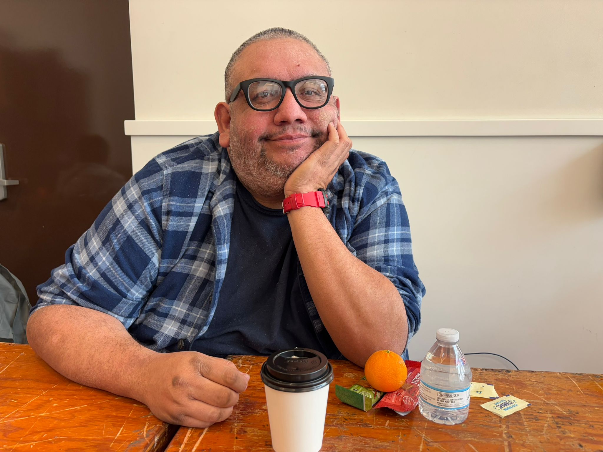 Hugo Zavala, sentado en la mesa de recepcin del Convention Center de Pasadena.