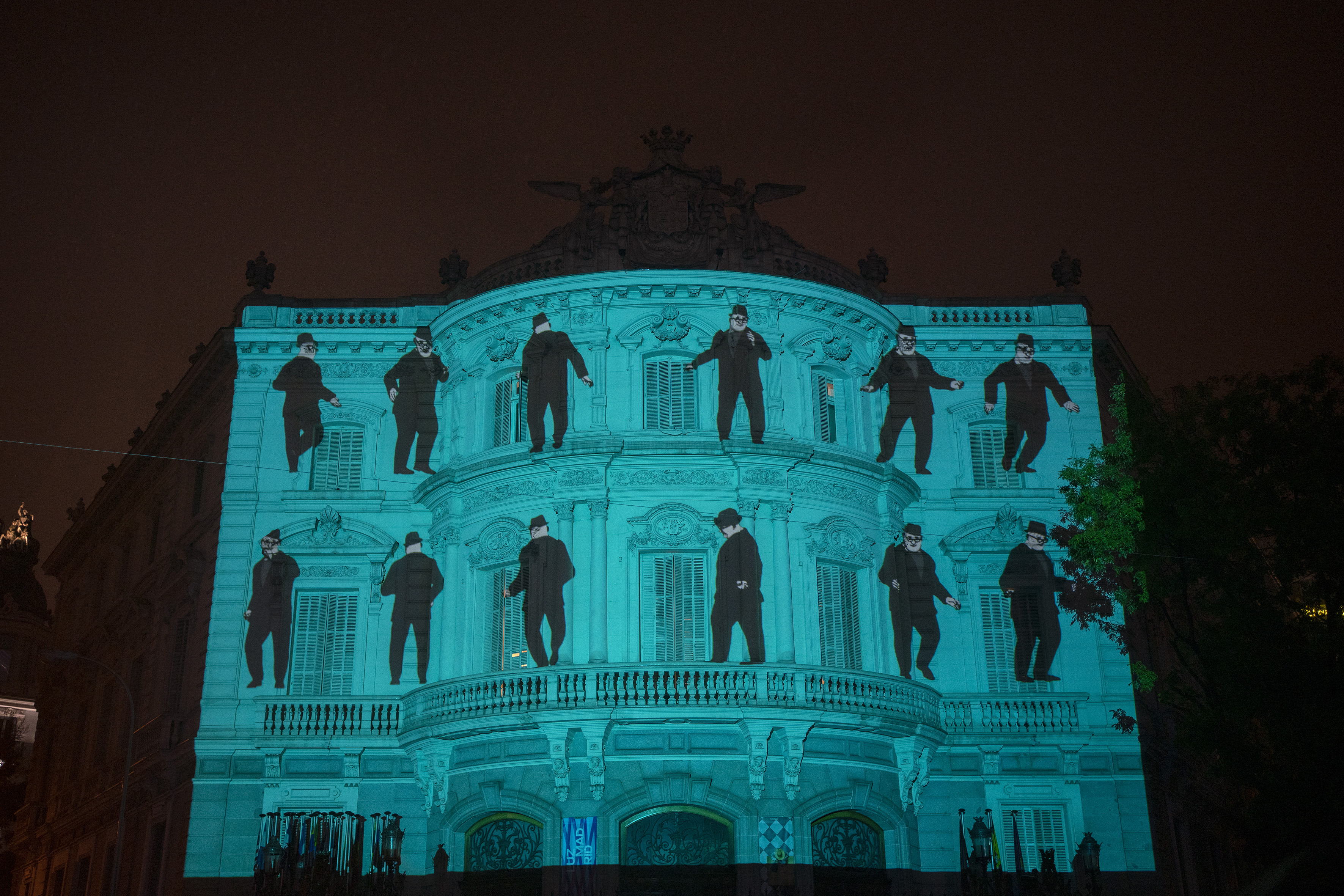 La fachada de Casa América iluminada con una de las proyecciones del festival LuzMadrid en su edición 2021.